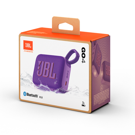 Ambalajında mor bir JBL Go 4 hoparlör, hoparlörü ve özelliklerini gösteriyor.