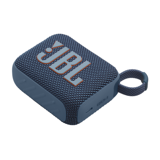 Mavi ve gri bir JBL hoparlör. Kumaş kılıfı, turuncu logosu ve bilek kayışı var.