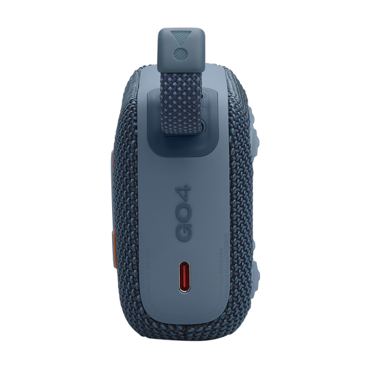 Mavi ve gri bir JBL Go 4 hoparlör. Bir döngü ve kırmızı bir USB-C portu var.