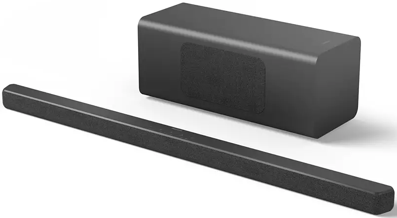 Fekete soundbar és mélynyomó. A soundbar hosszú és téglalap alakú. Fehér háttér.