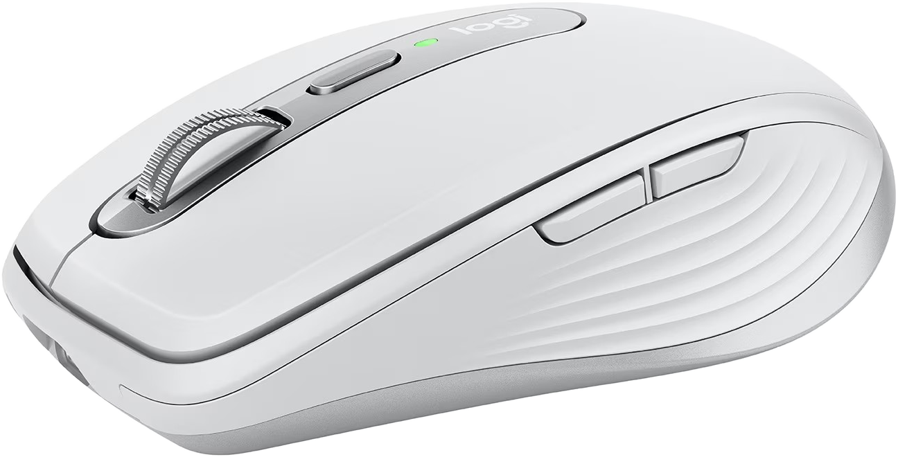 Fehér Logitech egér. Van egy görgetőkerék és két gomb. Az egér egy sötét felületen van.