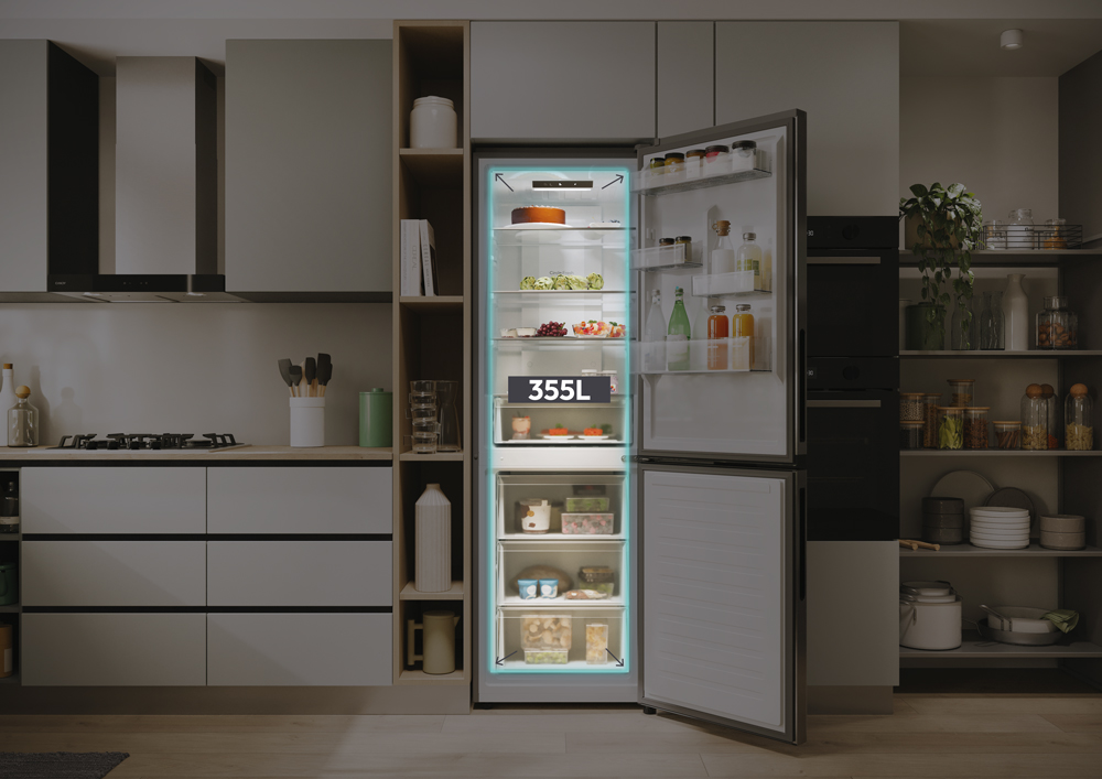 Refrigerador abierto con estantes, conteniendo comida, capacidad 355L.