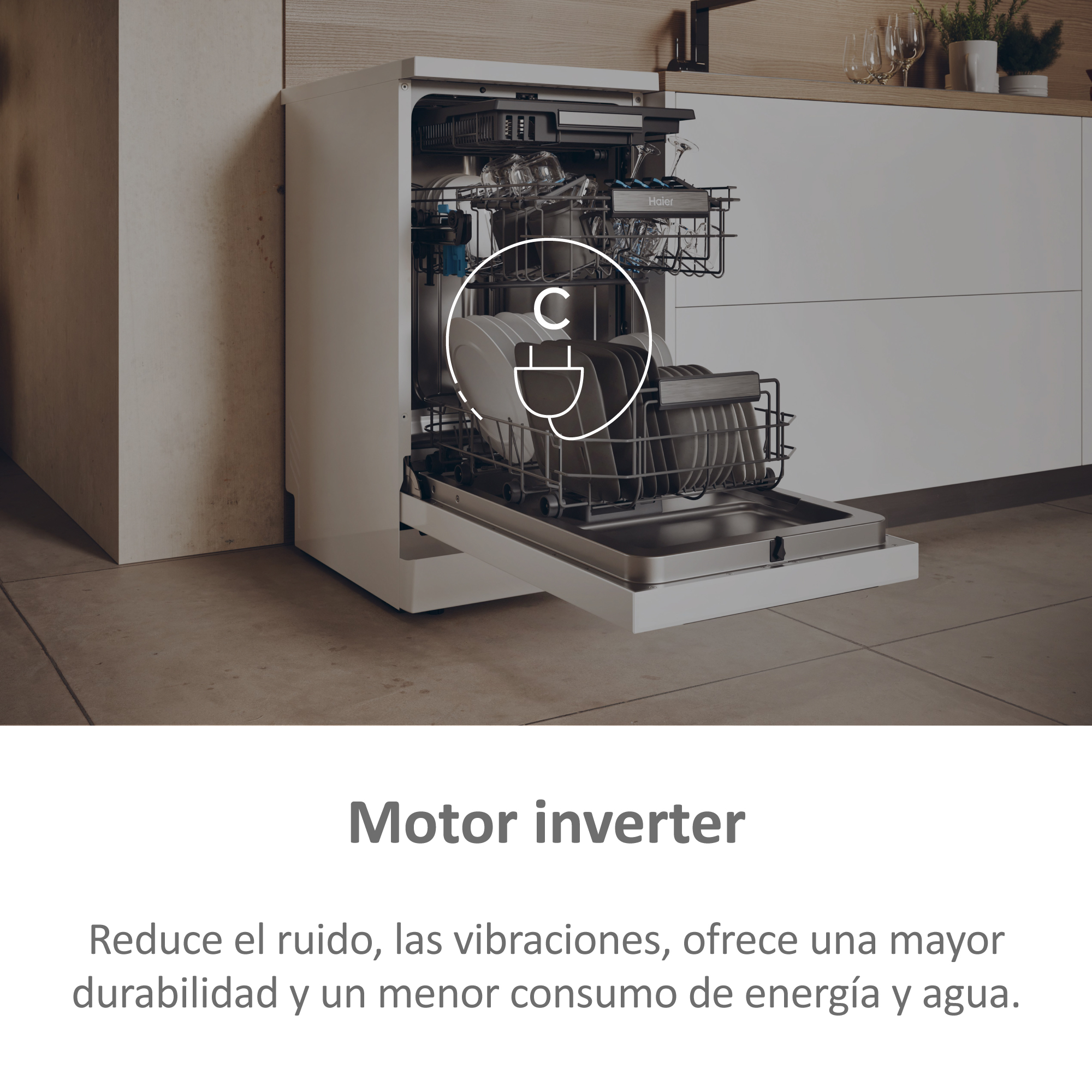Lavavajillas con la puerta abierta. Dentro hay platos. Texto: Motor inversor. Reduce el ruido, la vibración, etc.
