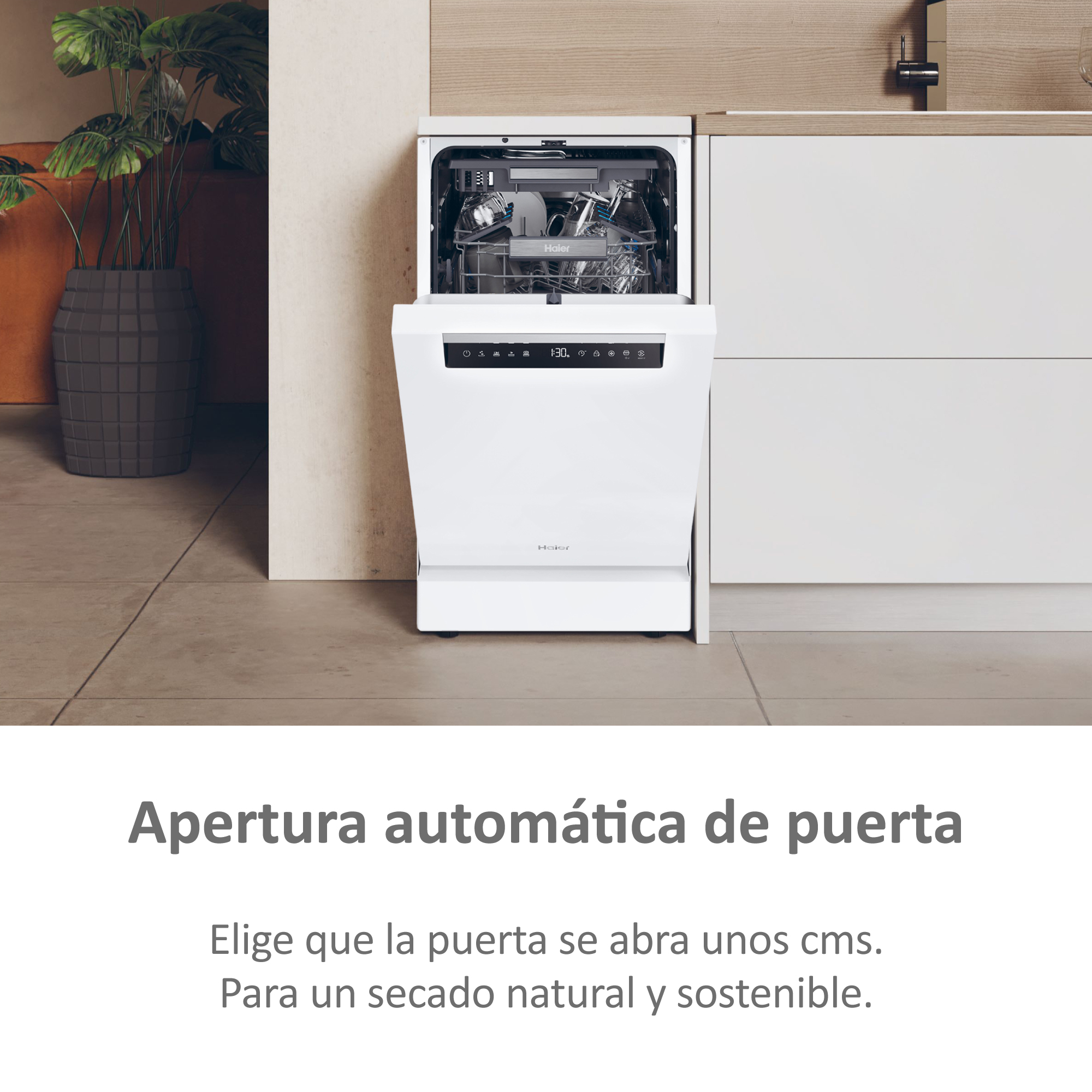 Lavavajillas blanco con puerta abierta, texto describe apertura automática.