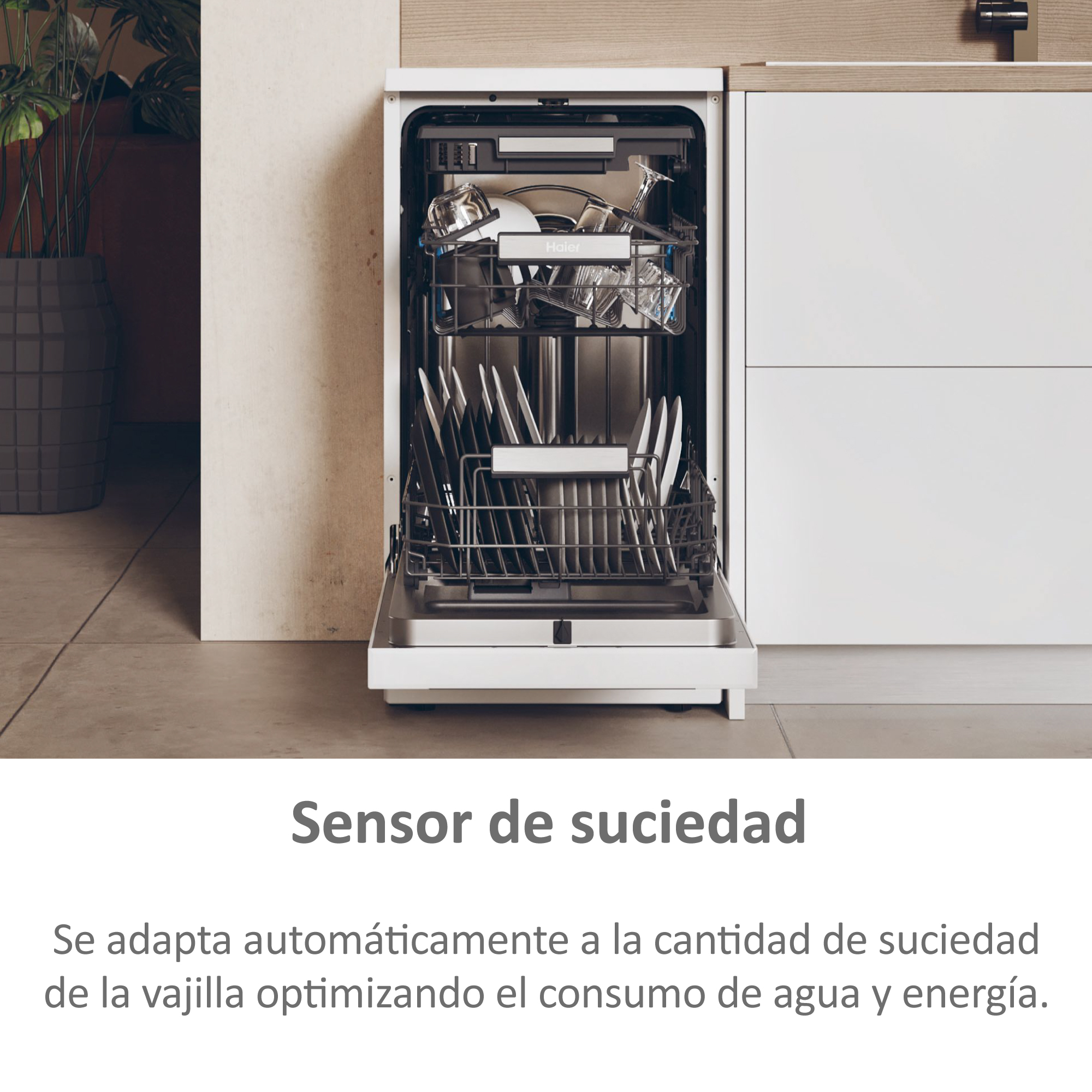 Lavavajillas con la puerta abierta. Dentro se ven platos. El texto dice: Sensor de suciedad.