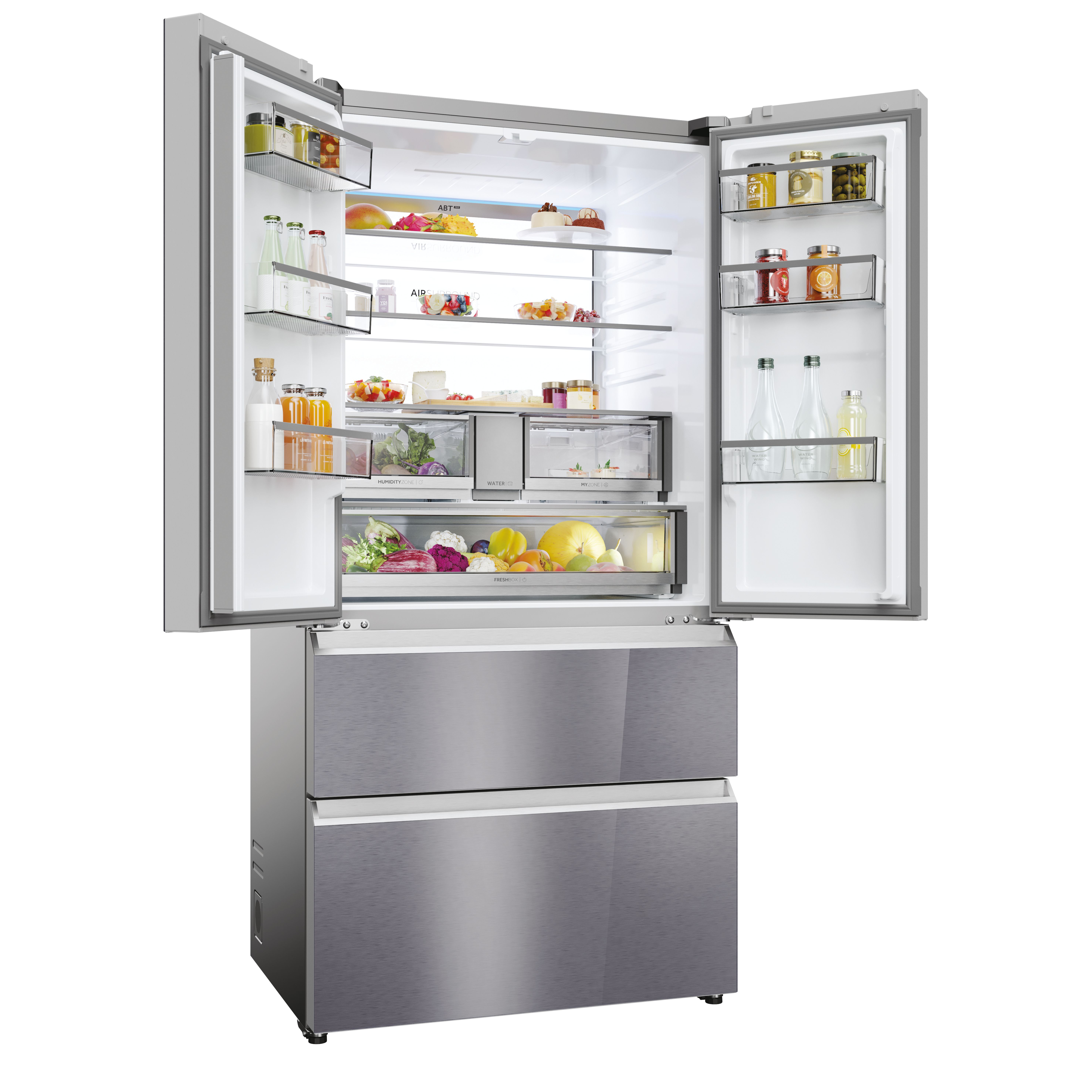 Refrigerador de acero inoxidable abierto con diversos alimentos en compartimentos y cajones.