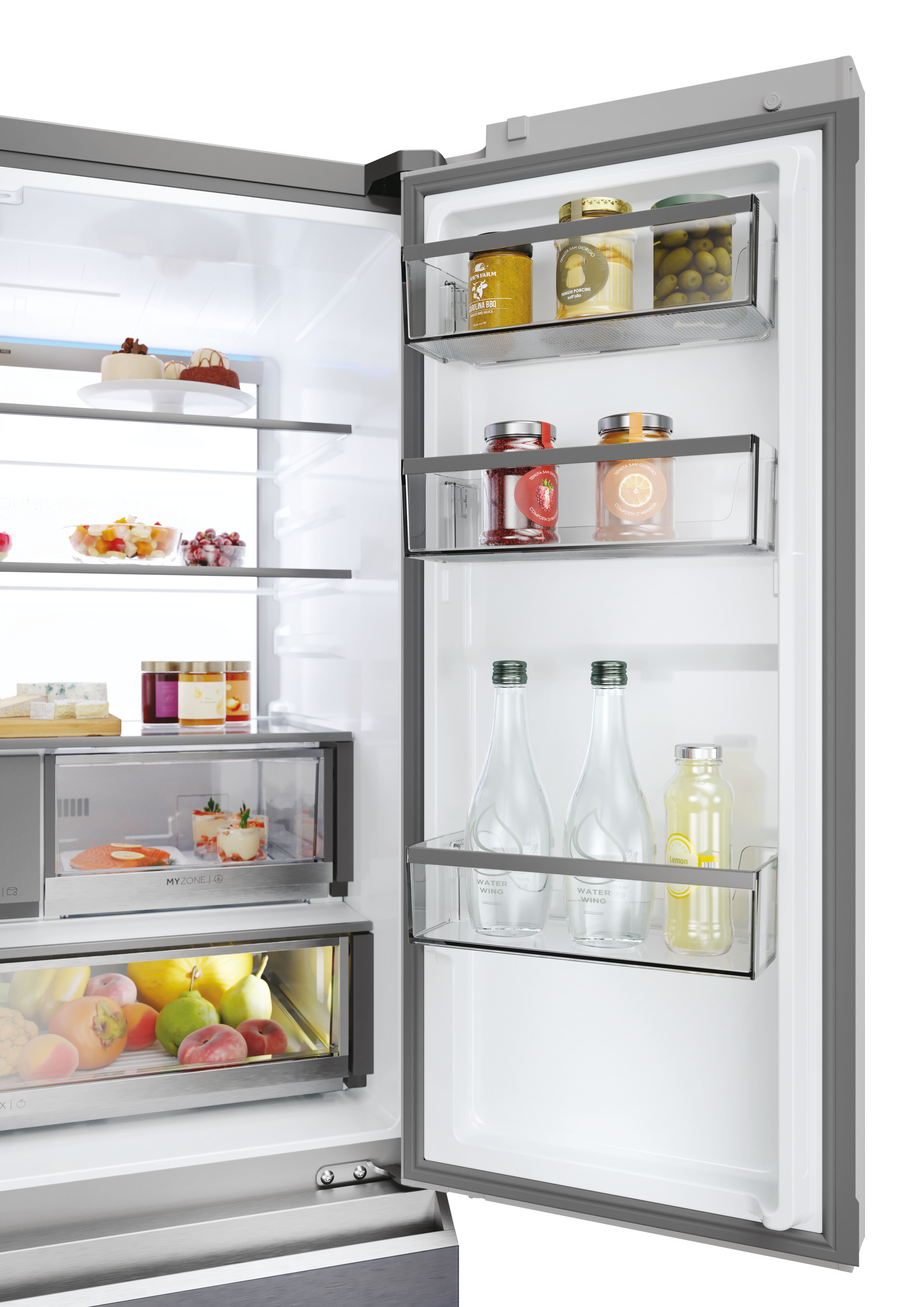 Un refrigerador abierto que muestra el interior con alimentos, incluyendo frutas y frascos.
