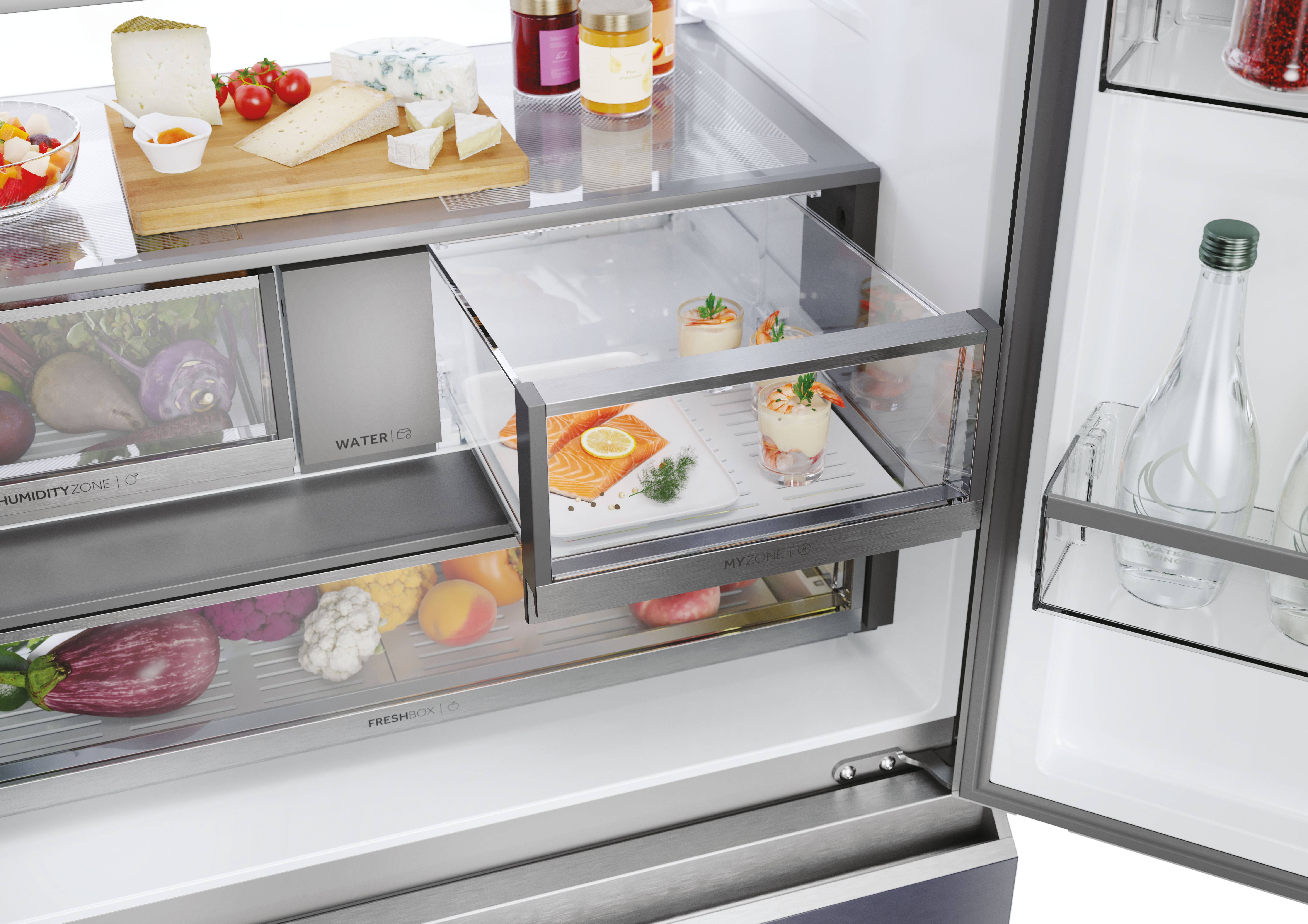 Refrigerador abierto con comida dentro, incluyendo fruta, queso y comidas preparadas.