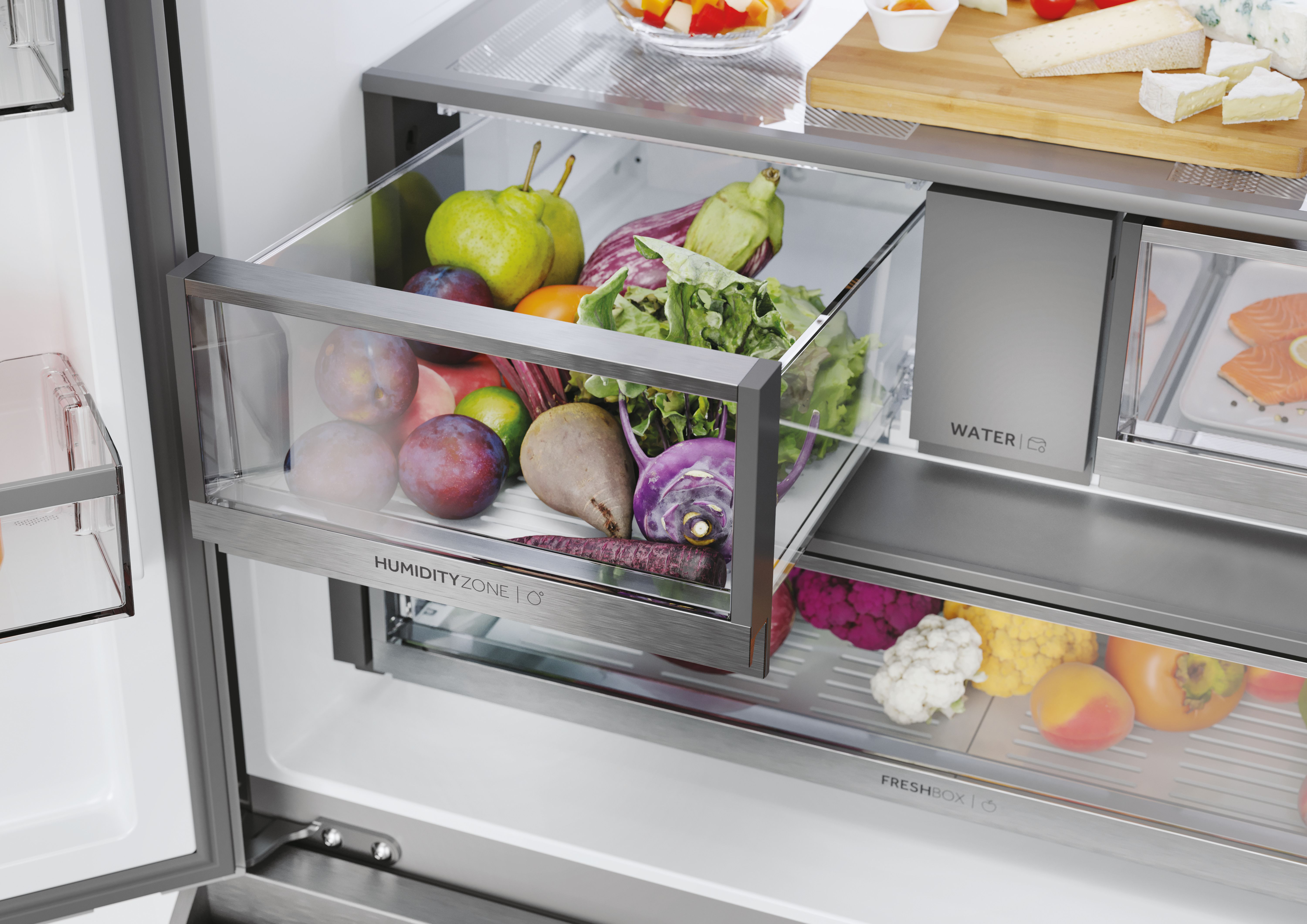 Dentro de un refrigerador: productos en cajones transparentes, frutas y verduras.