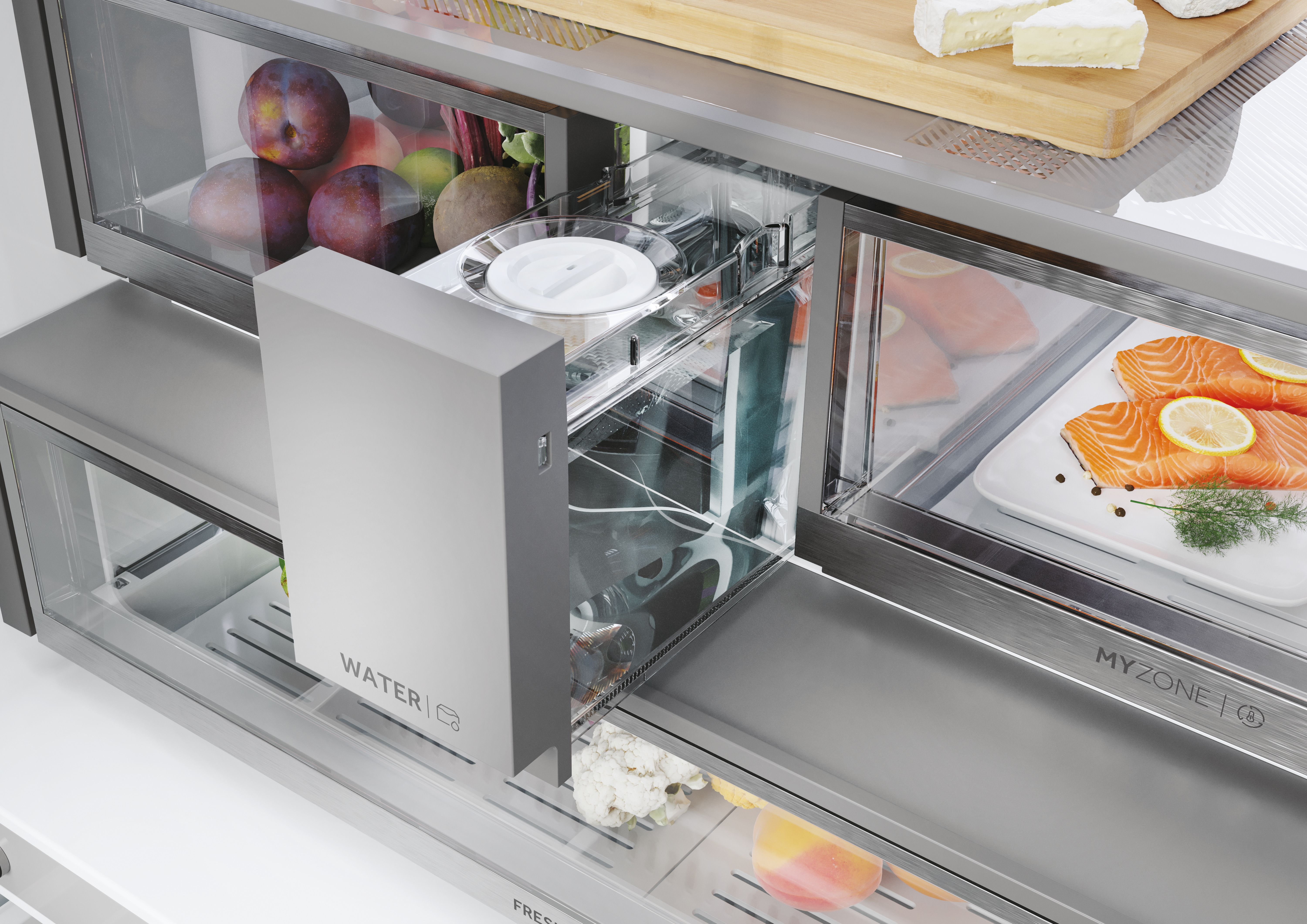 Interior de un frigorífico que muestra compartimentos para productos, un dispensador de agua y alimentos preparados.