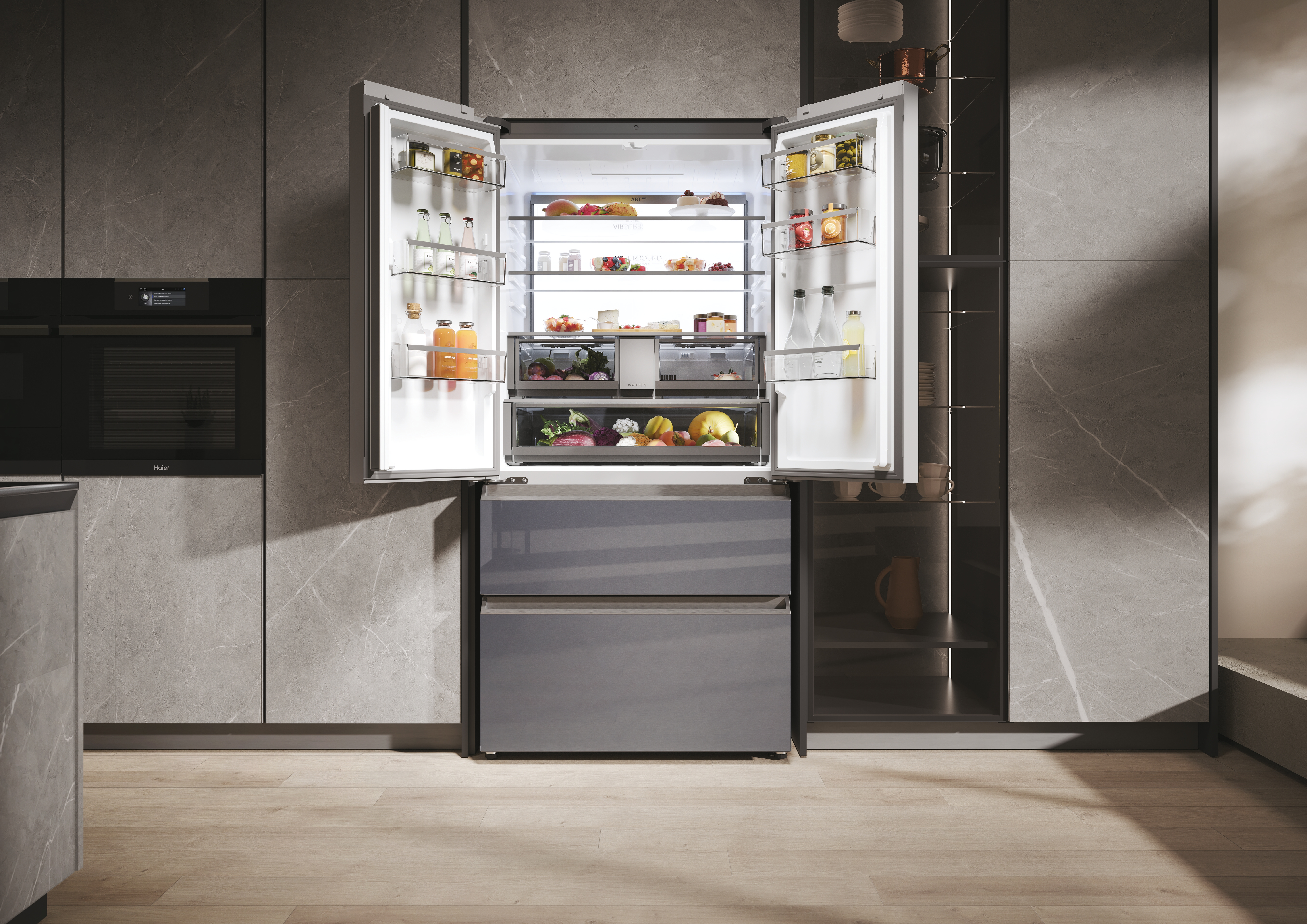 Un frigorífico con puertas abiertas, mostrando estantes con comida, en una cocina moderna.