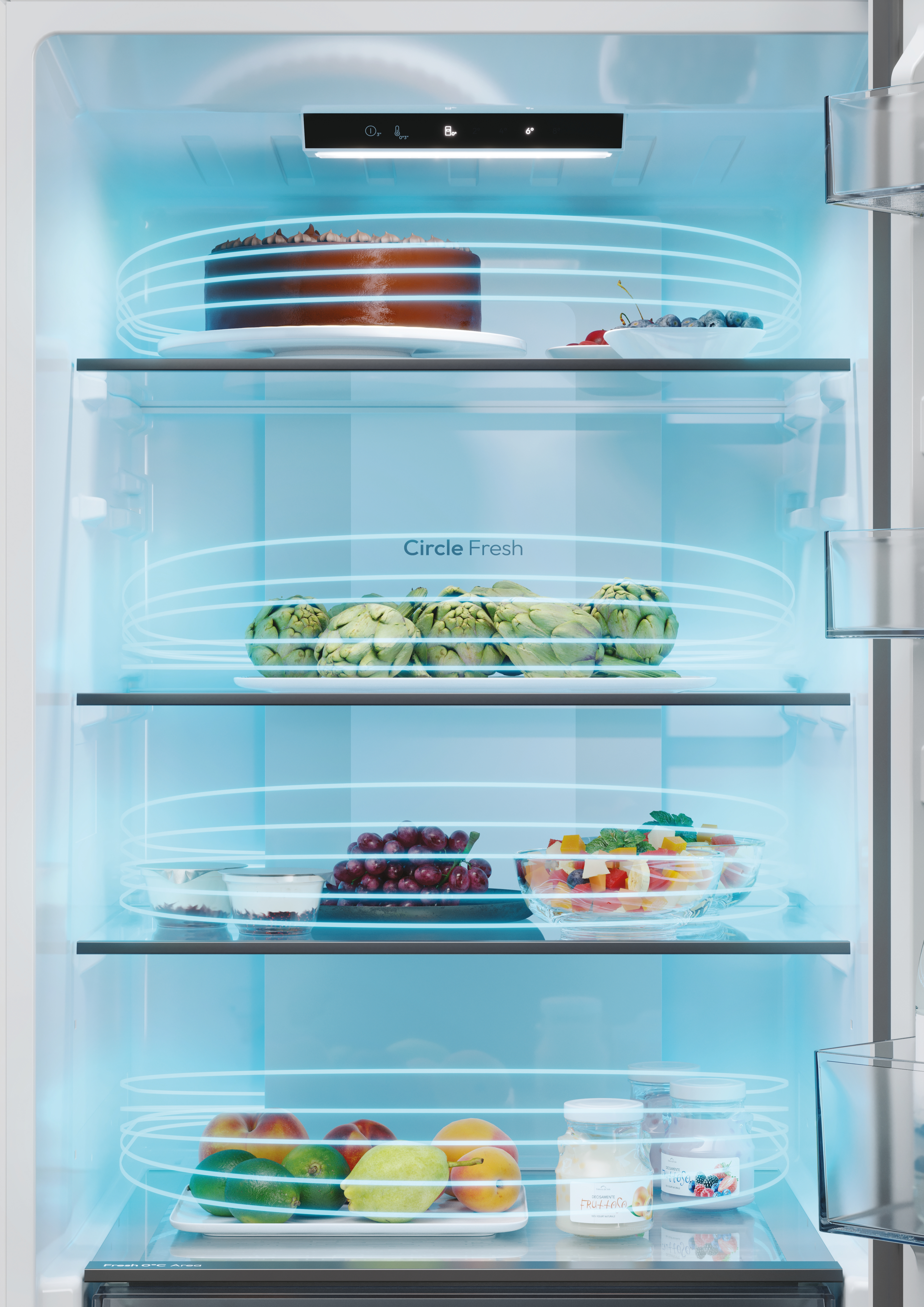 Dentro de una nevera con estantes. Se ven pastel, alcachofas, uvas, ensalada y condimentos. Luz azul.