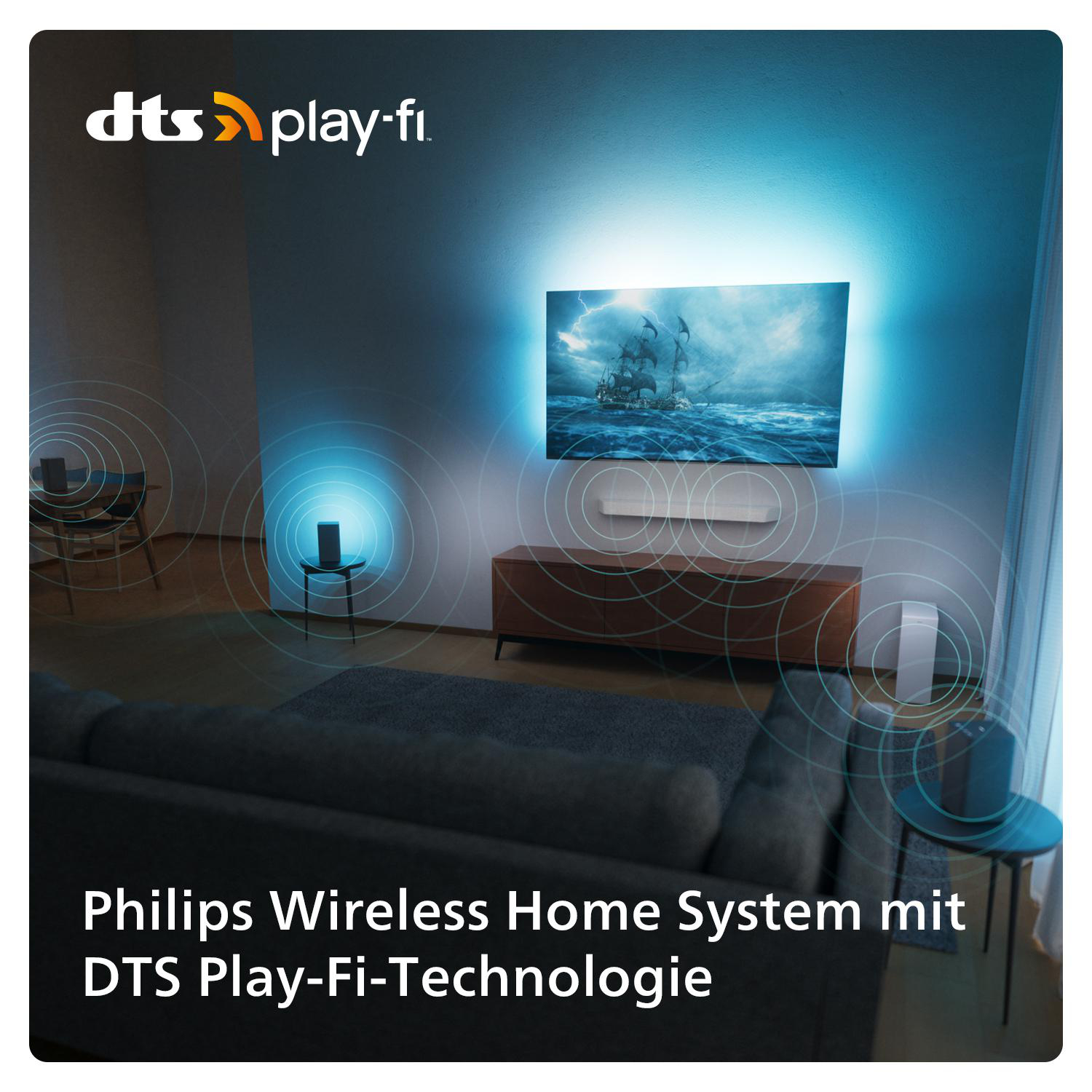 Wohnzimmer mit Fernseher, Soundbar und Lautsprechern, mit Blaulichteffekt.
