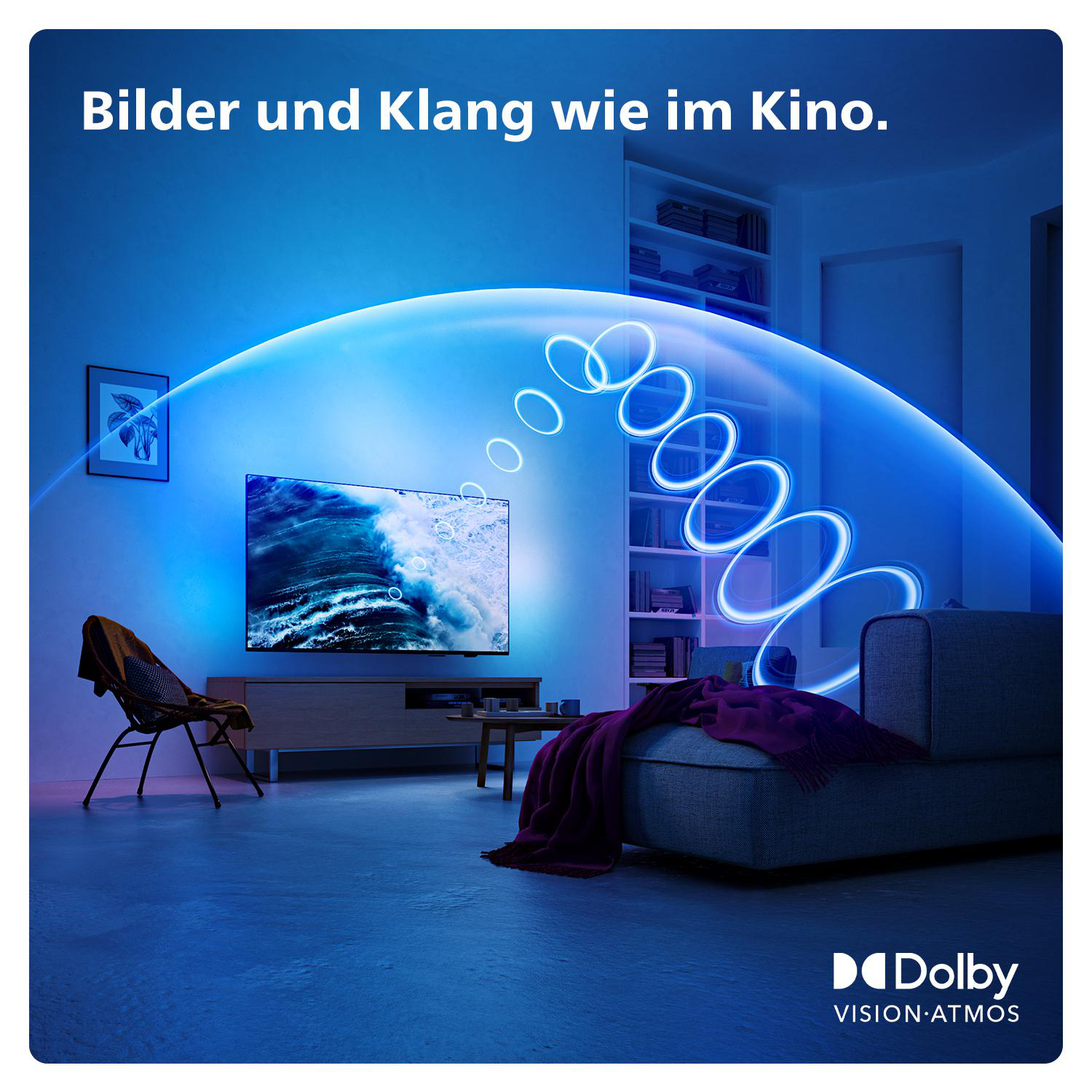 Wohnzimmer mit Fernseher, Sofa und Stuhl. Blauer Lichteffekt um den Bildschirm.