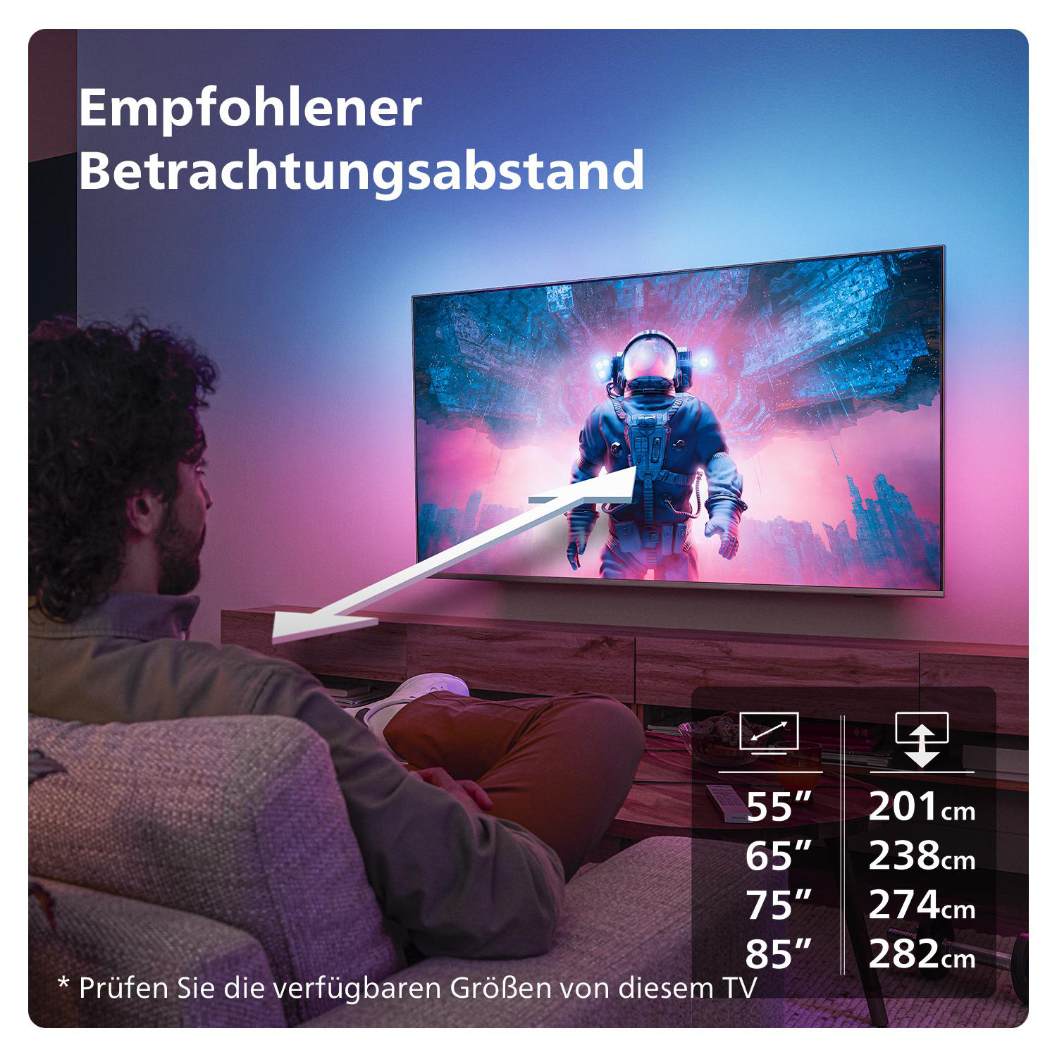 Mann betrachtet TV mit Astronaut, Größentabelle, in Innenräumen.