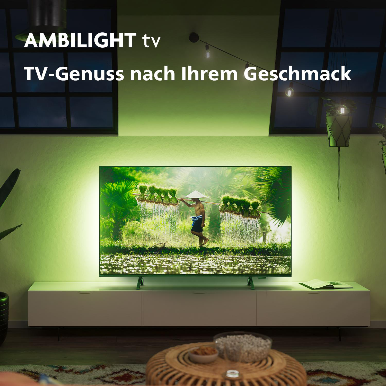 Ein Fernseher mit Ambilight, der eine Szene von Menschen in einem Reisfeld zeigt.