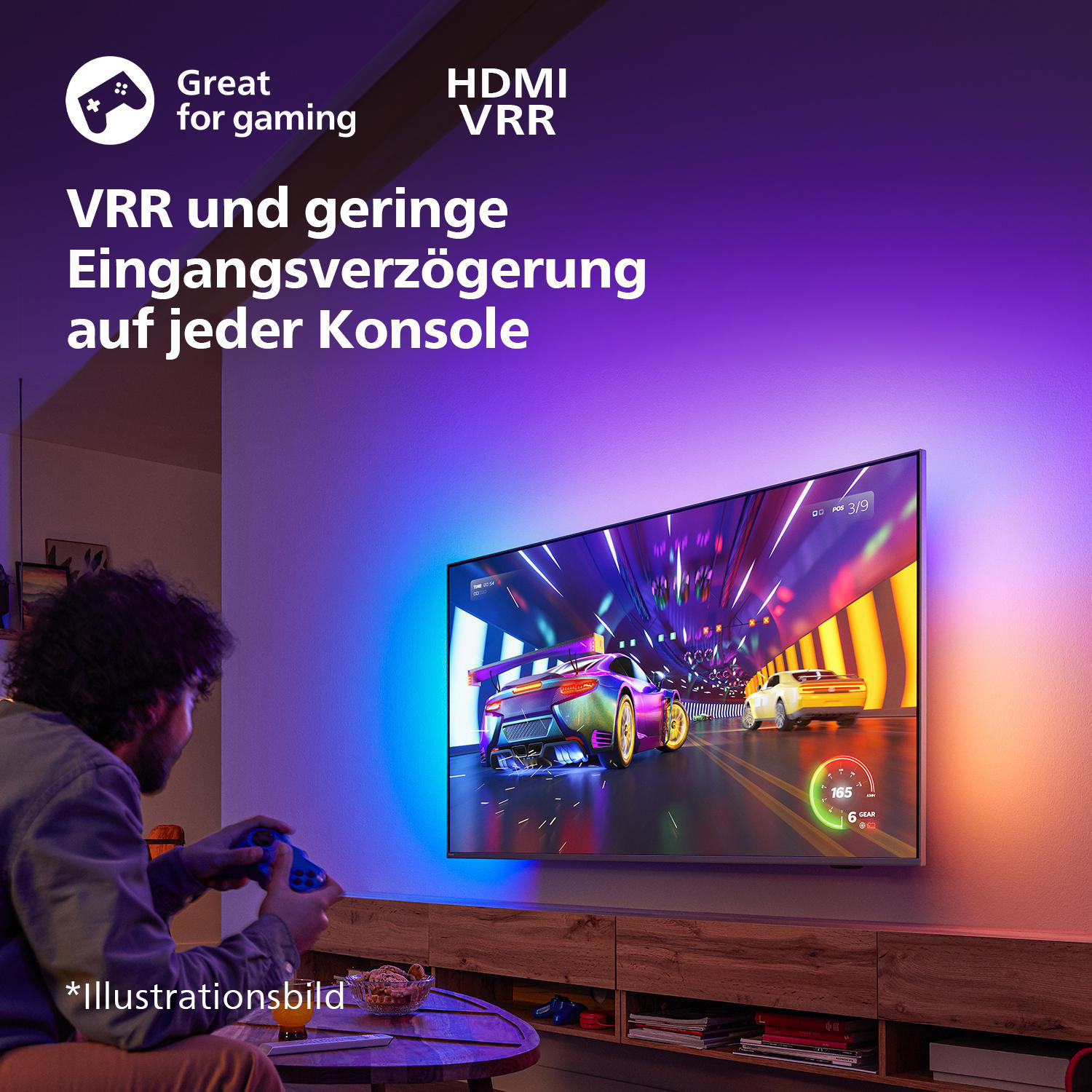 Ein Mann spielt ein Spiel auf einem Fernseher. Der Fernseher zeigt ein Autorennen. Text sagt 'Great for gaming'.