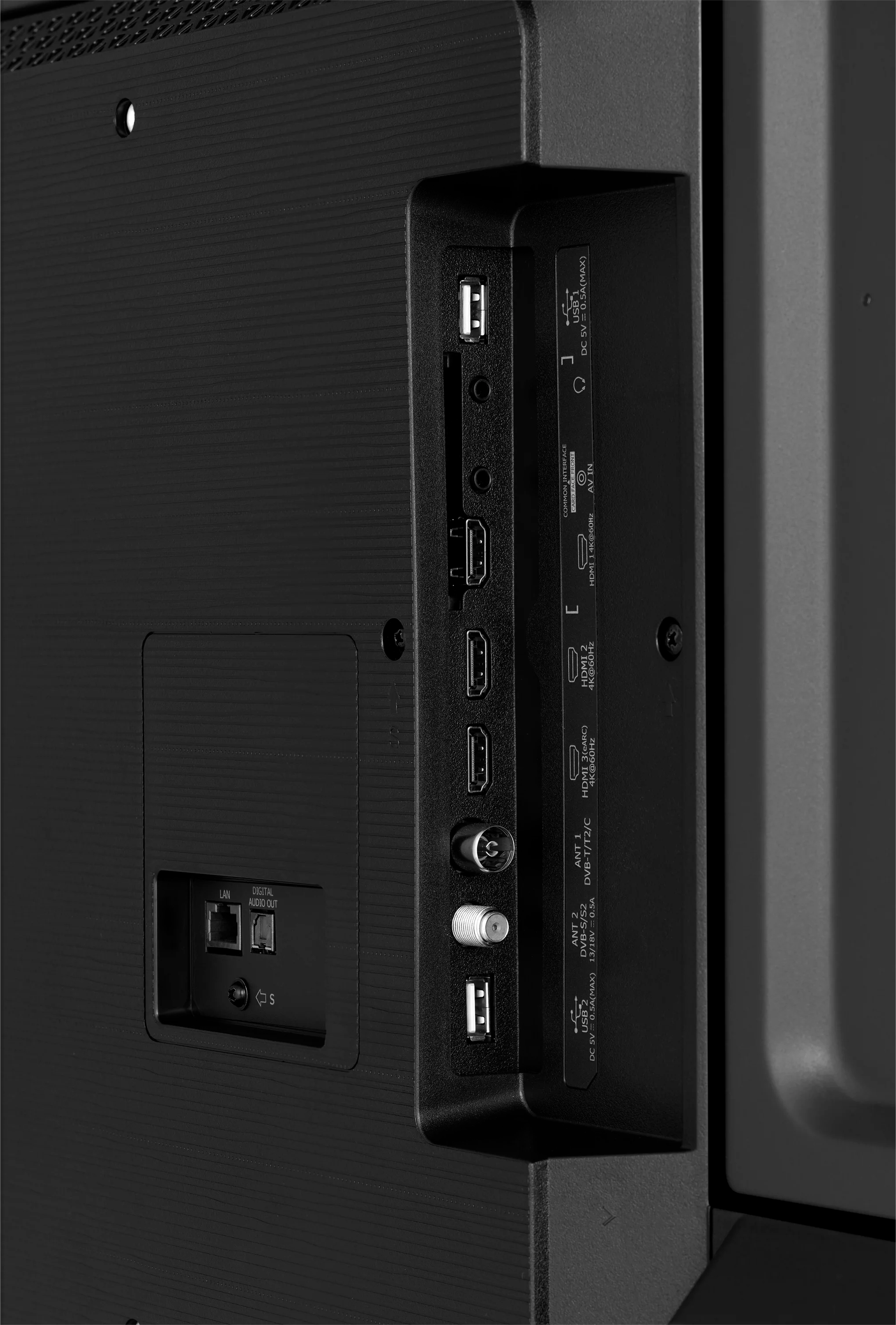 Nahaufnahme von TV-Anschlüssen. Enthält USB-, HDMI-, LAN- und Antennenanschlüsse.