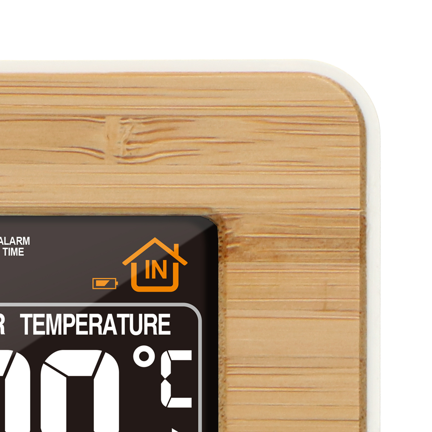 Un thermomètre numérique avec un cadre en bois affichant la température.
