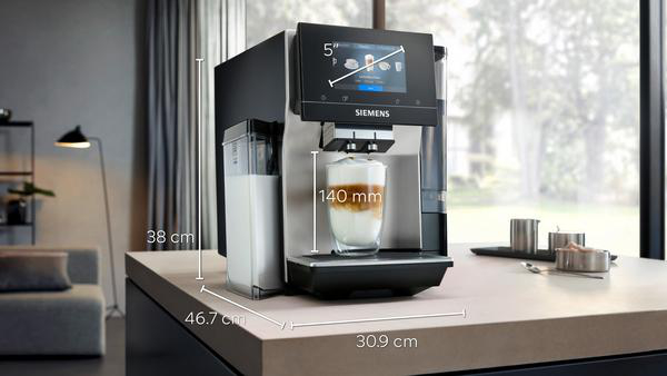 Kaffeemaschine mit Bildschirm zeigt ein Glas Latte, mit Maßangaben.