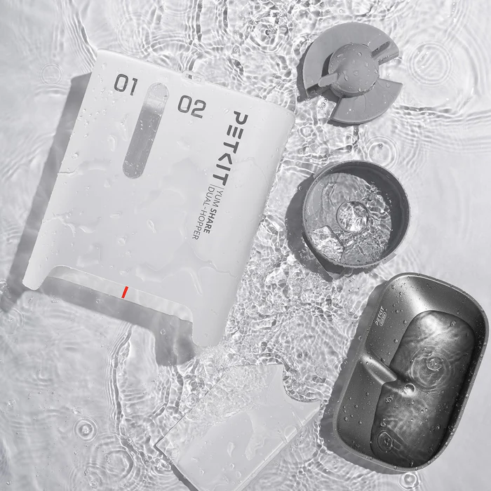 Parti del distributore d'acqua Petkit in acqua. Bianco e grigio, con numeri e testo.