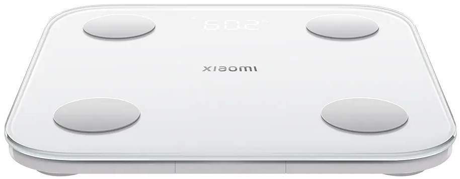 Una bilancia Xiaomi bianca con quattro cerchi argentati per i piedi e display digitale.