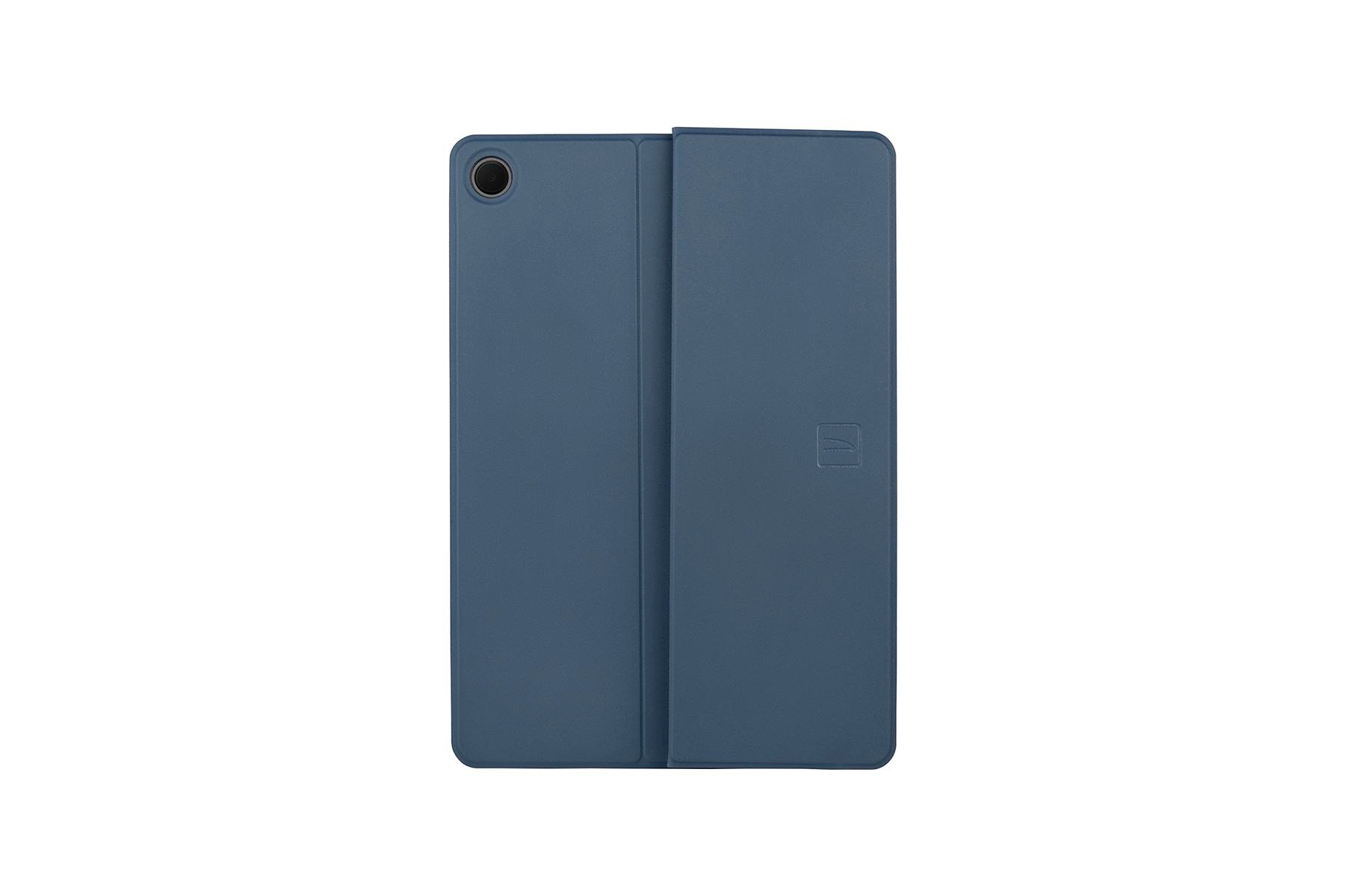 Blaues Tablet-Case, geschlossen. Die Vorderseite zeigt ein Kameraloch und ein Logo.
