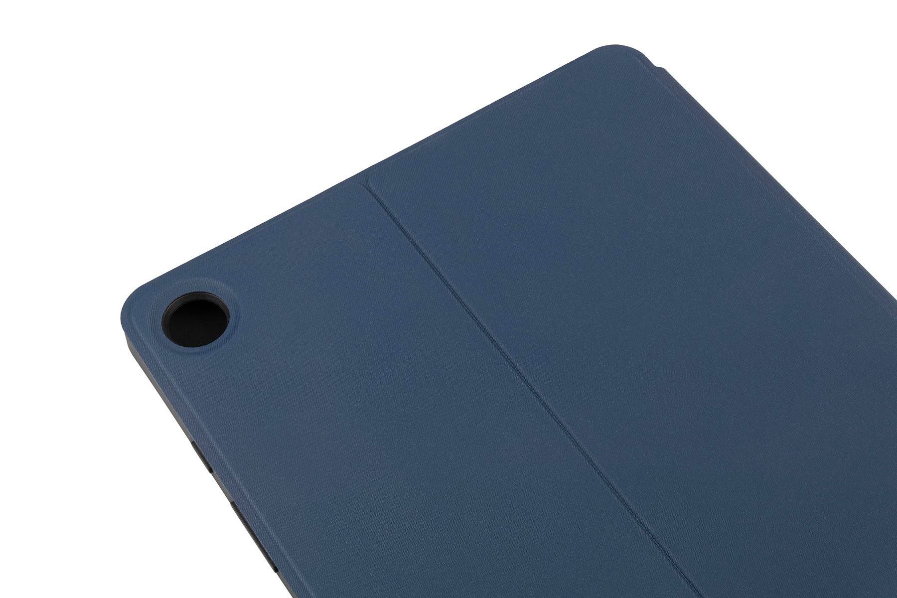 Nahaufnahme einer blauen Tablet-Hülle, gewinkelt, mit Kameraöffnung und Naht.