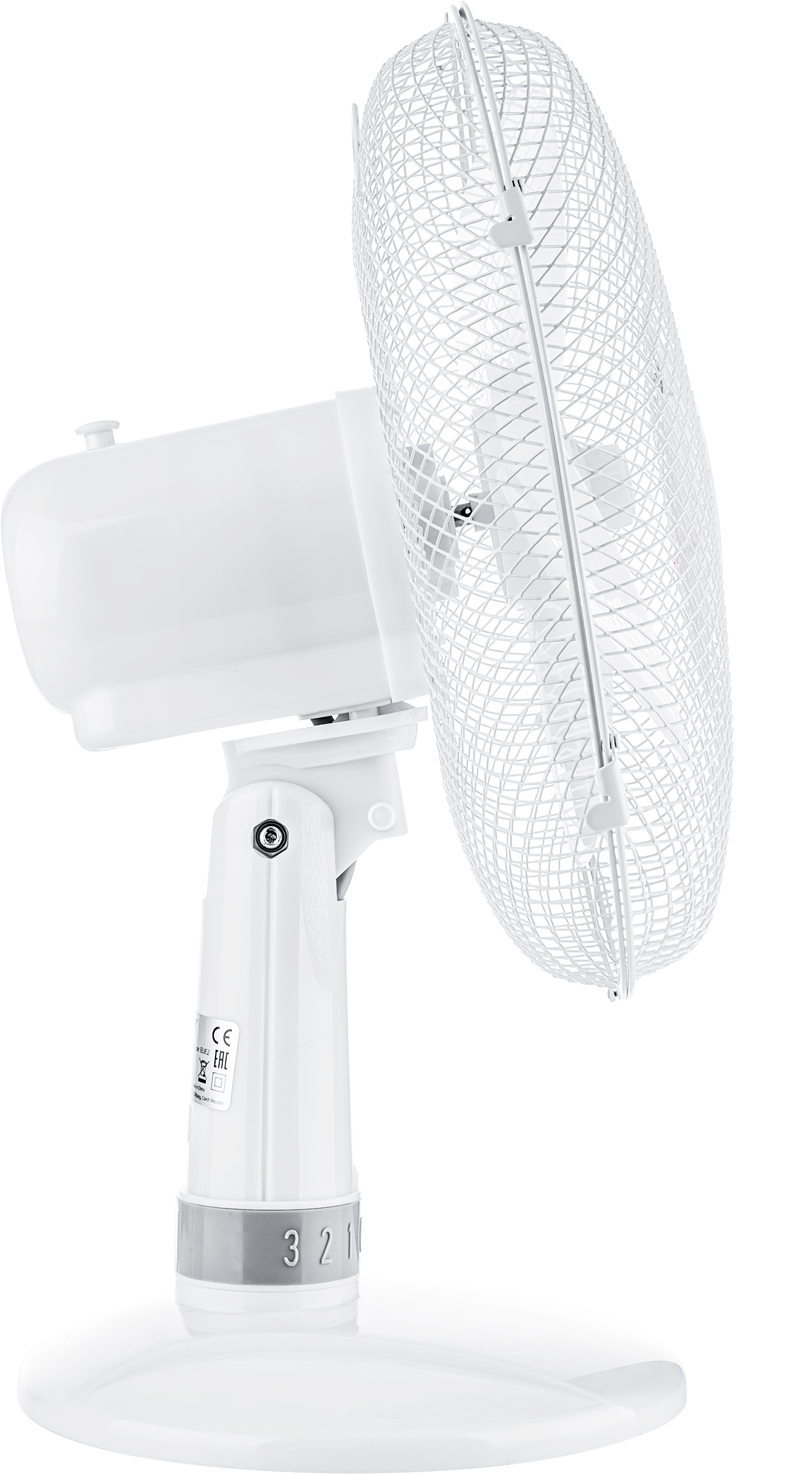 Fehér oszcilláló ventilátor védő fémráccsal, fehér háttér előtt.