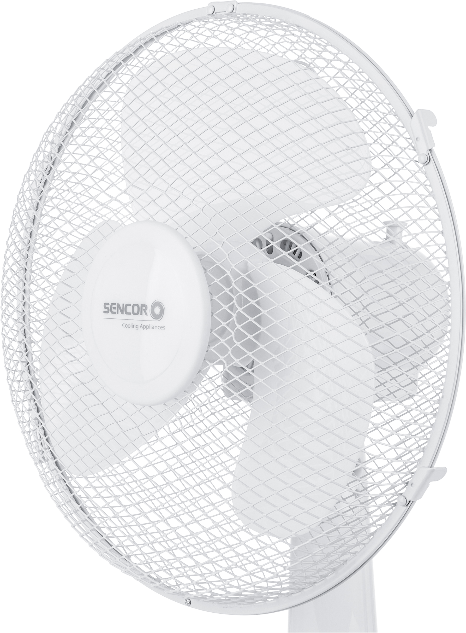 Fehér ventilátor közeli képe. Hálós védőburkolat takarja a lapátokat, SENCOR logó látható.