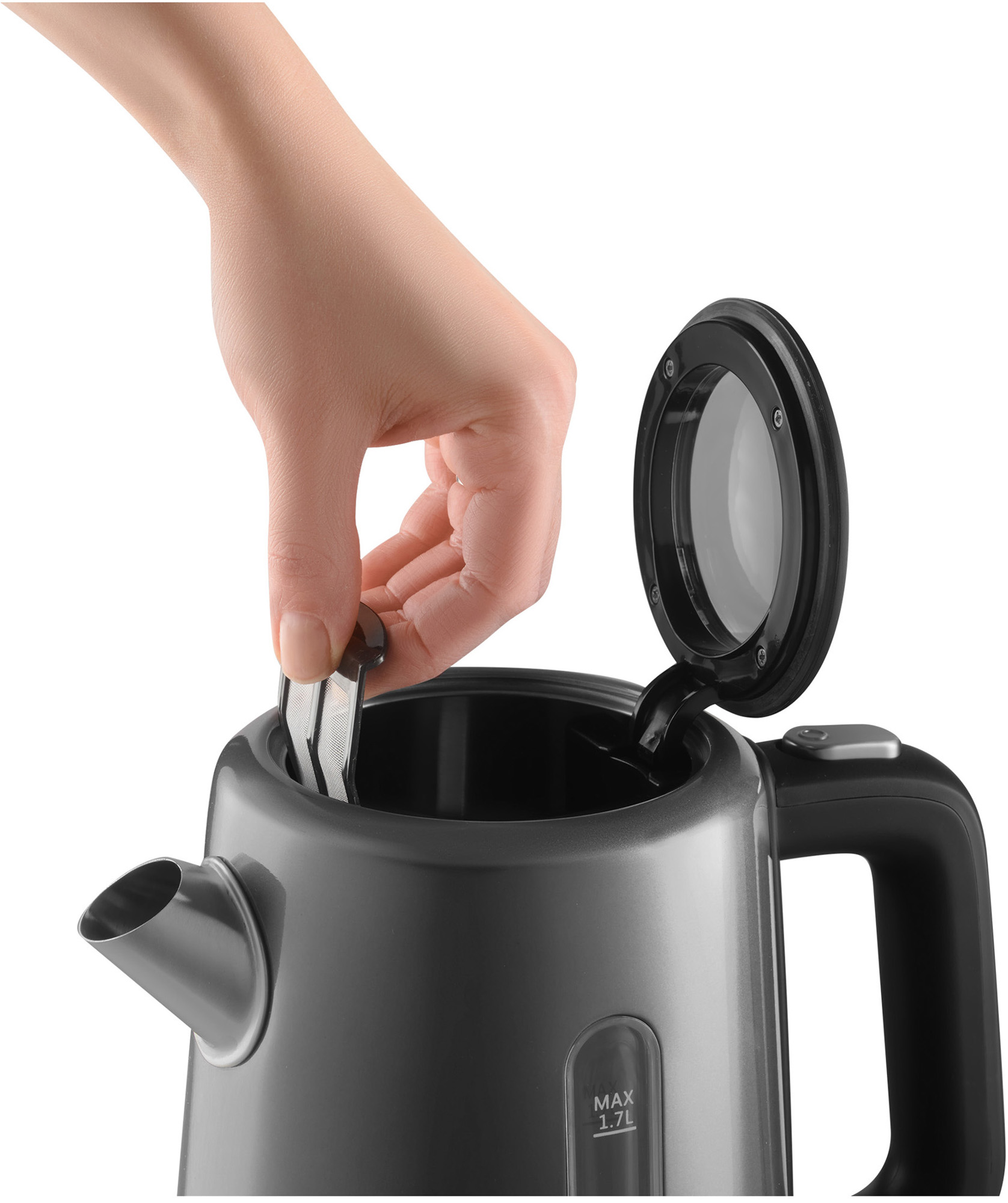 Egy kéz szűrőt helyez egy sötétszürke vízforralóba. A fedél nyitva. A szöveg 1.7L max-ot jelez.