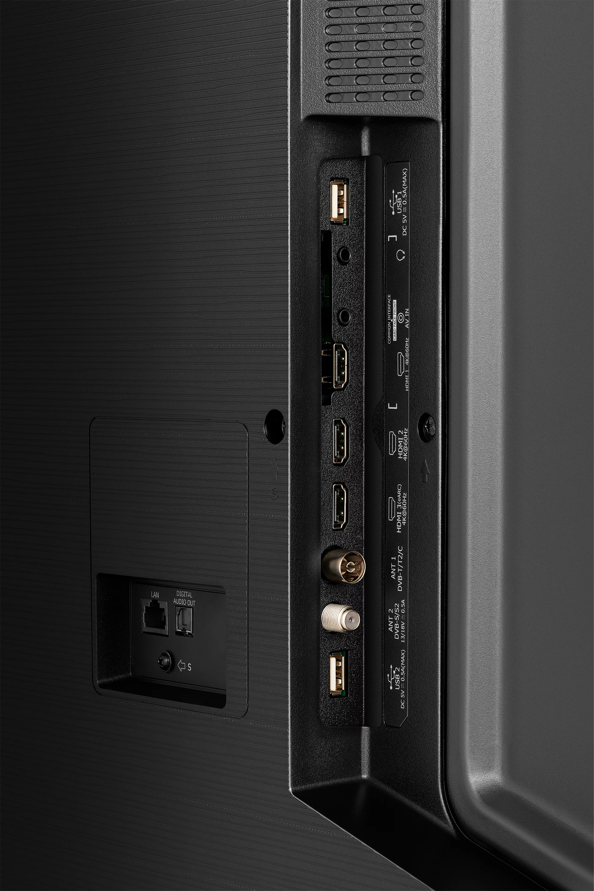 Rückseite eines Fernsehers mit verschiedenen Anschlüssen: USB, HDMI, LAN, Antenne u.a.