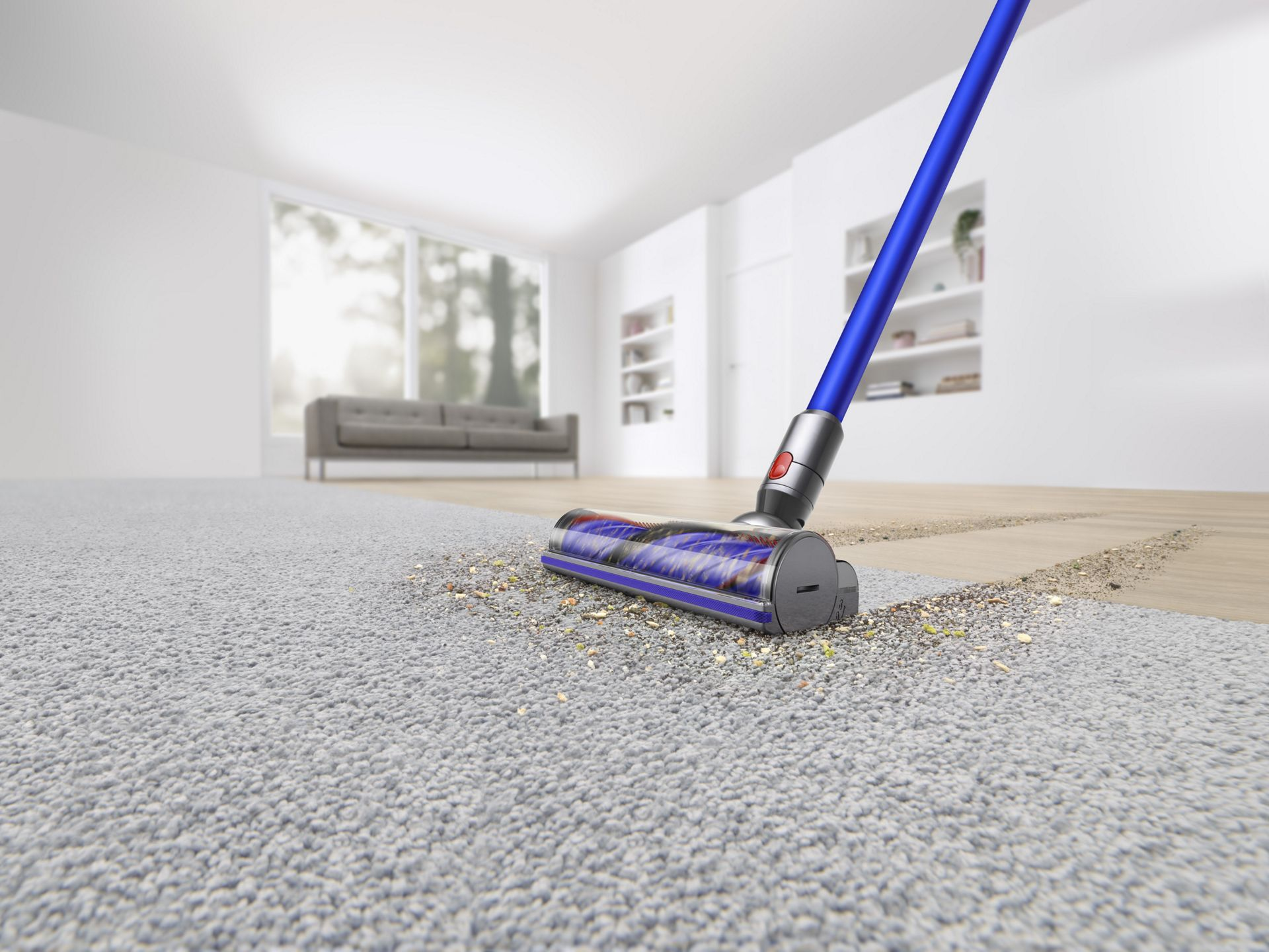 Halı üzerinde Dyson elektrikli süpürgesi. Elektrikli süpürgenin halıyı temizlemesi gösteriliyor.