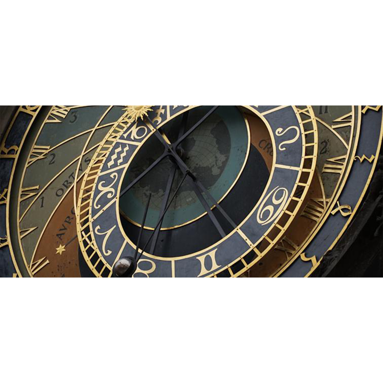 Primo piano di un orologio astronomico. Presenta anelli color oro e numeri romani, con uno sfondo blu scuro.