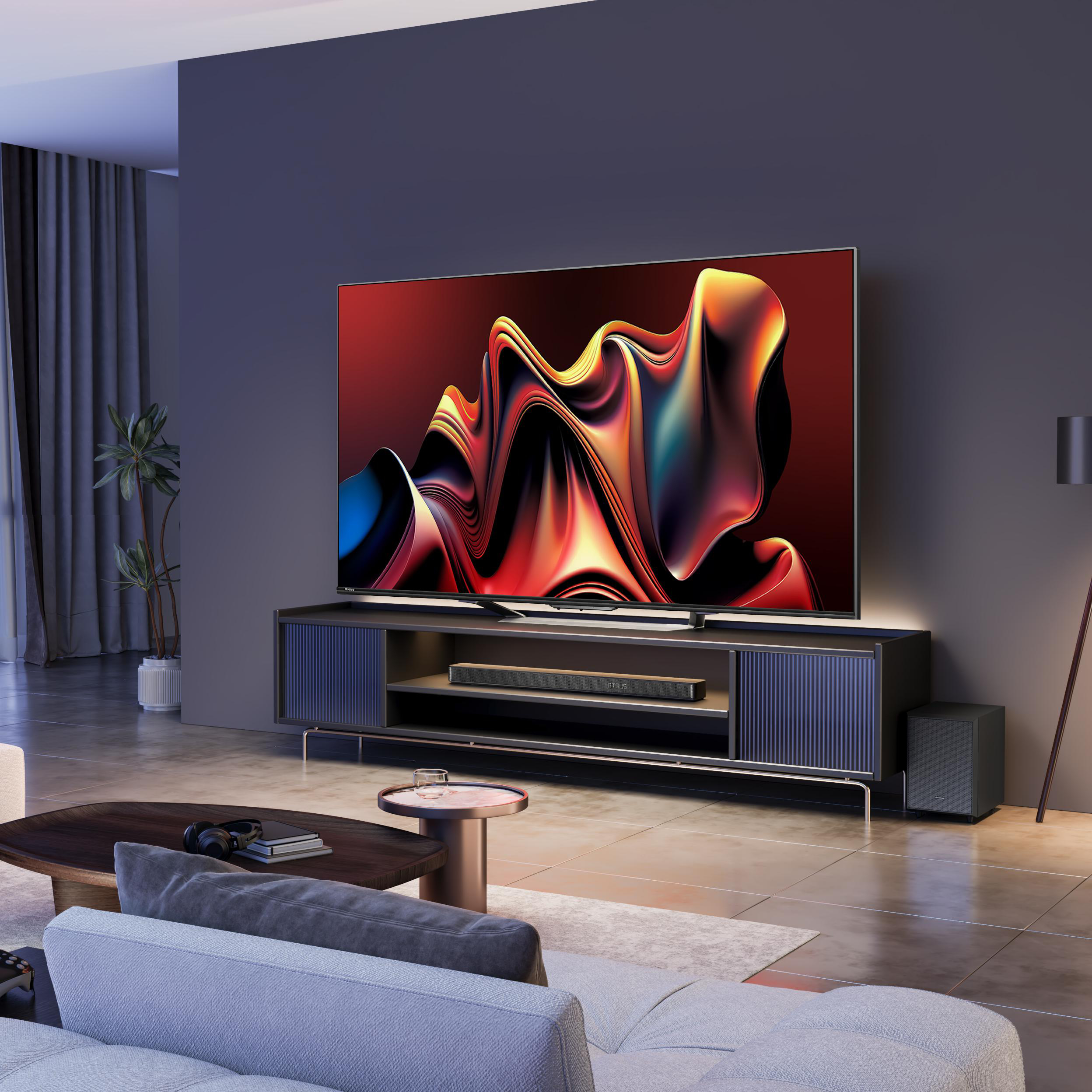 Ein modernes Wohnzimmer mit großem Fernseher und einem dunkel gefärbten Schrank.