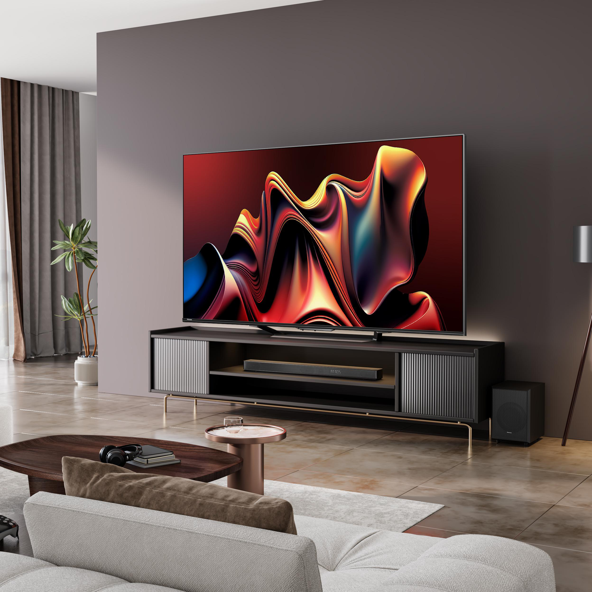 Wohnzimmer mit großem Fernseher auf einem Schrank. Ein Sofa, Tisch und Pflanze sind im Raum.