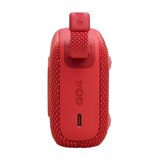 Kırmızı JBL GO4 hoparlör. Hoparlörde bir döngü ve bir USB-C bağlantı noktası bulunur. GO4 metni görünür.