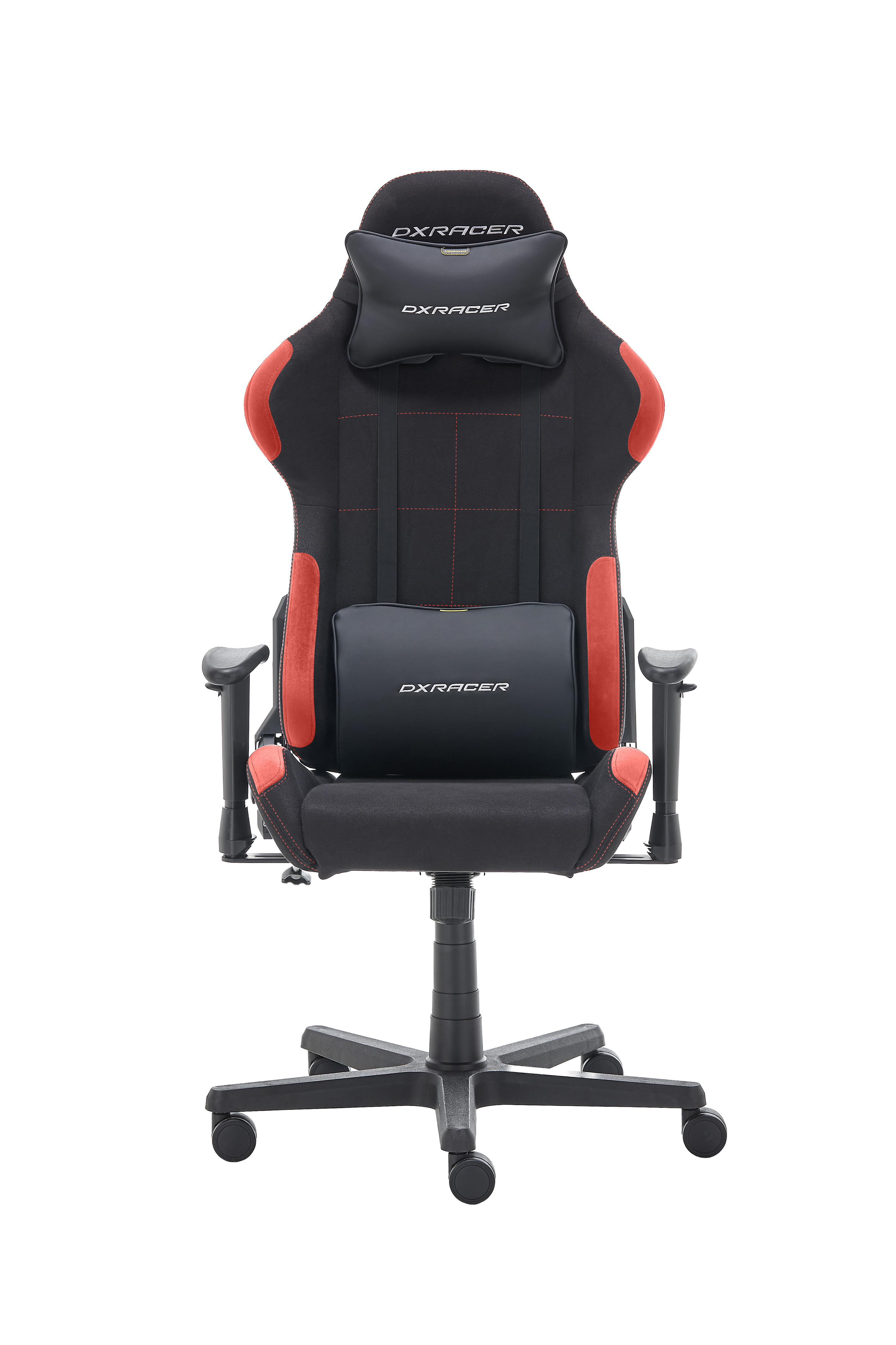 Ein schwarzer und roter Gaming-Stuhl mit Kopfstütze und Lendenwirbelstütze auf weißem Hintergrund.