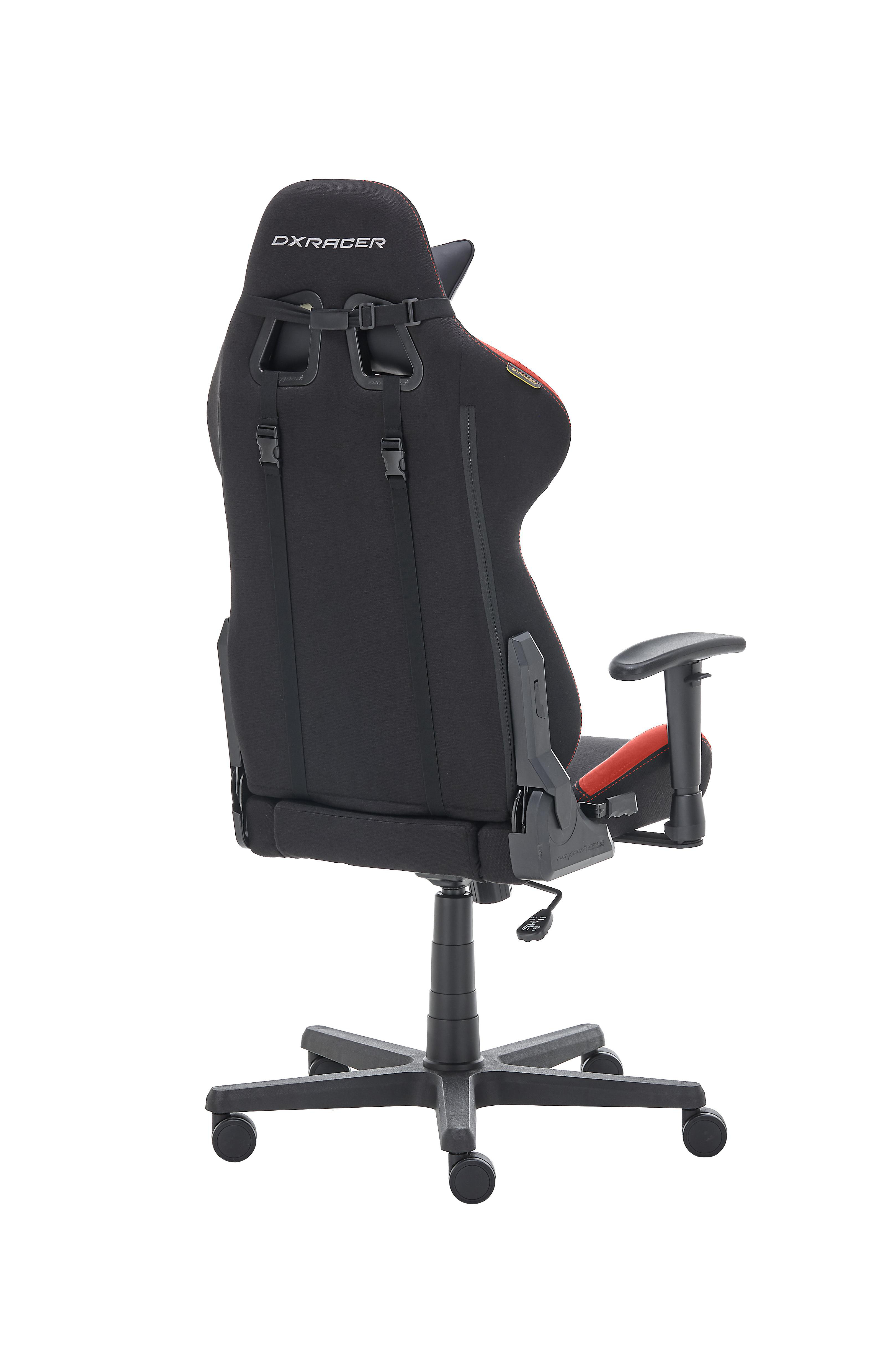 Gaming-Stuhl, schwarz und rot, von hinten gesehen, auf weißem Hintergrund.