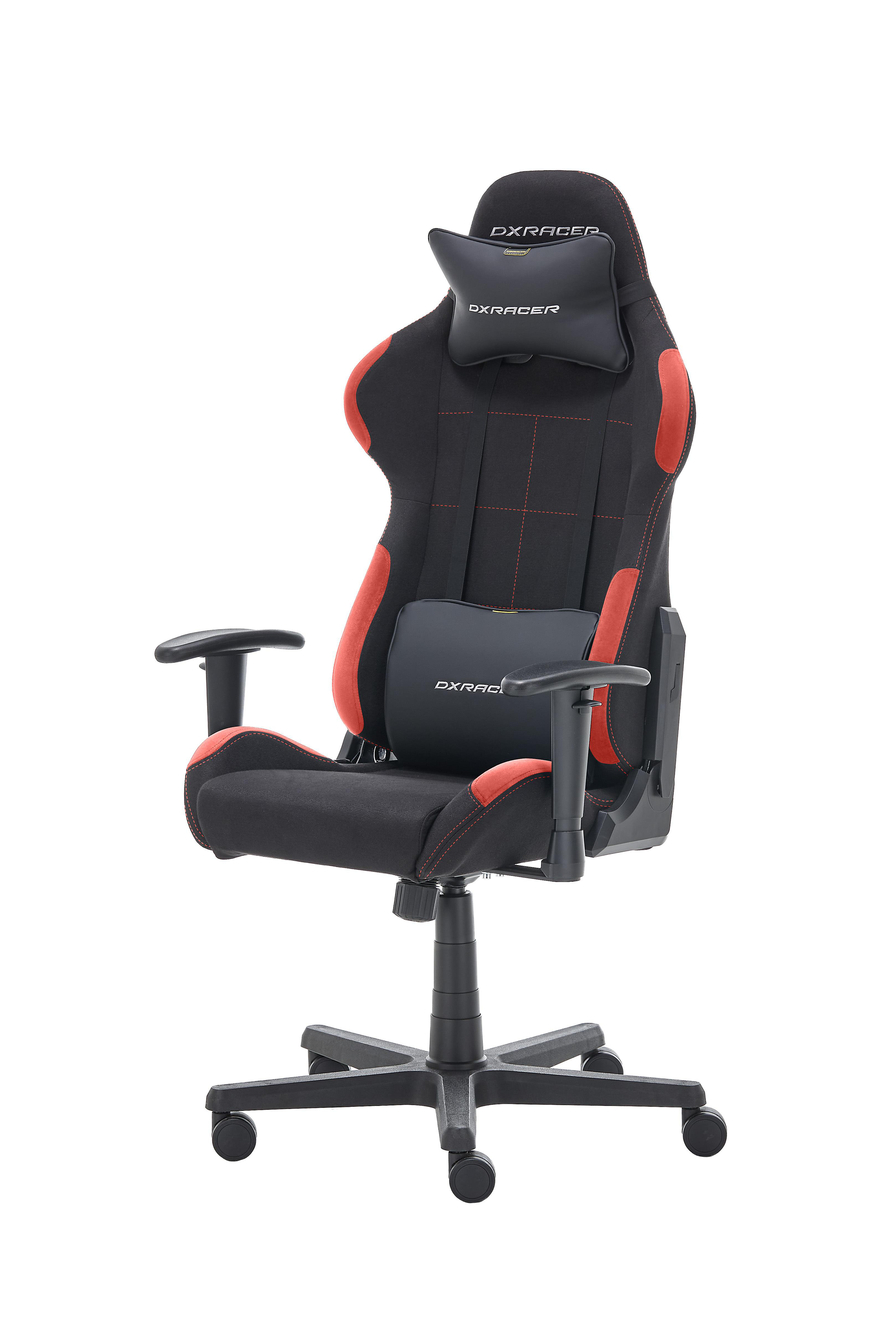 Ein schwarz-roter Gaming-Stuhl mit Kopfstütze und Lendenwirbelstütze, auf weißem Hintergrund.