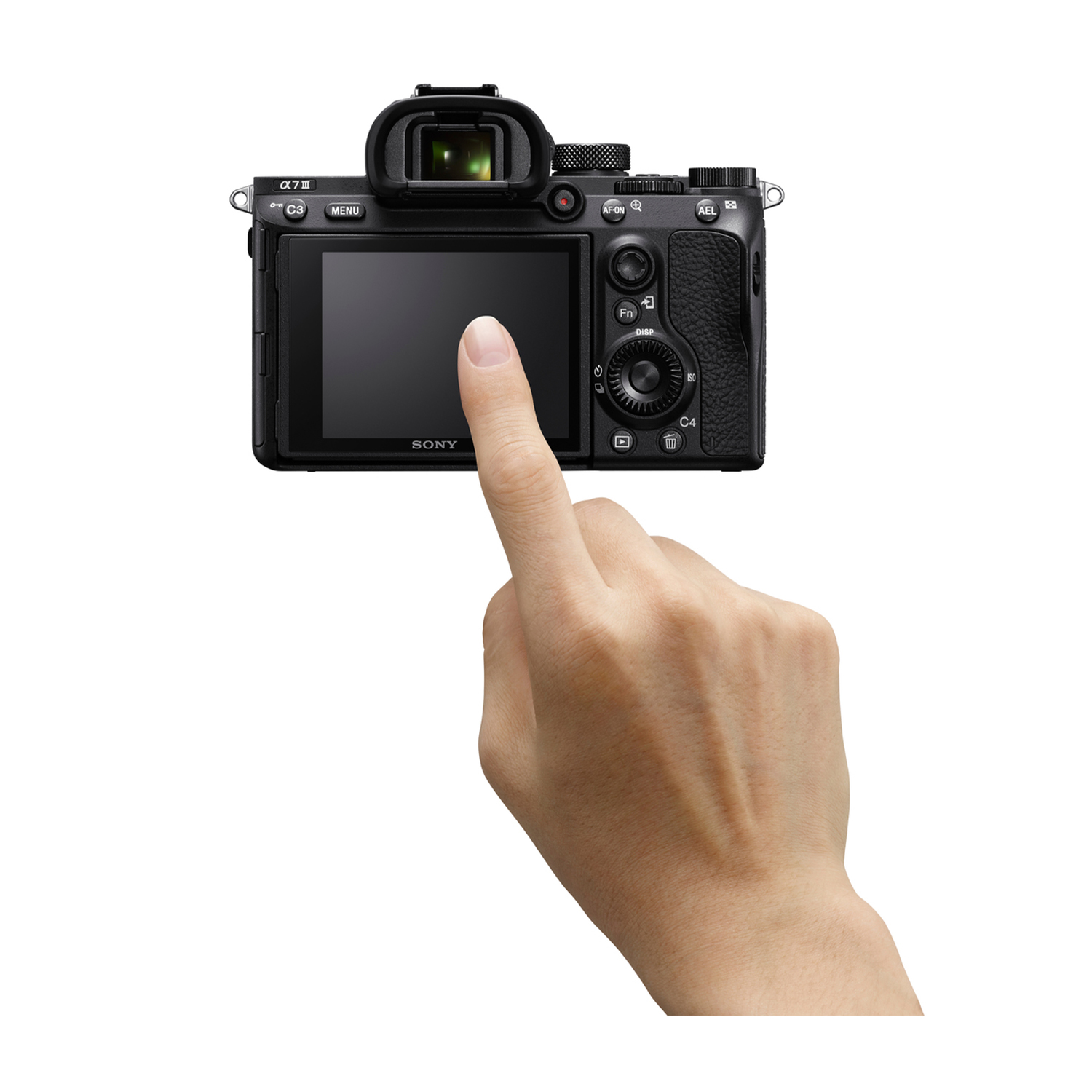 Una mano tocca lo schermo di una fotocamera Sony Alpha 7 III, con il display posteriore visibile.