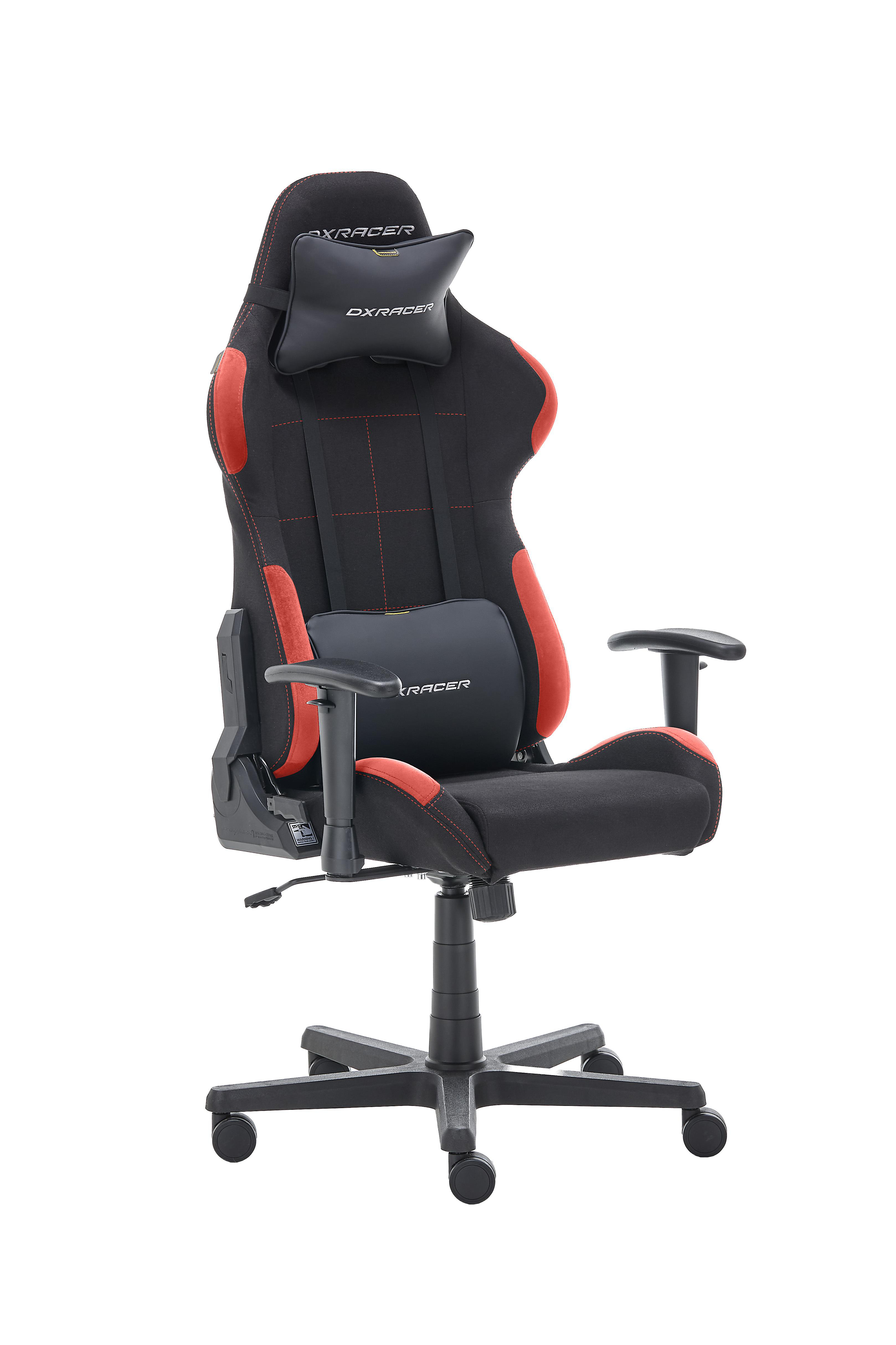 Ein schwarz-roter Gaming-Stuhl mit Kopf- und Rückenpolstern auf weißem Hintergrund.