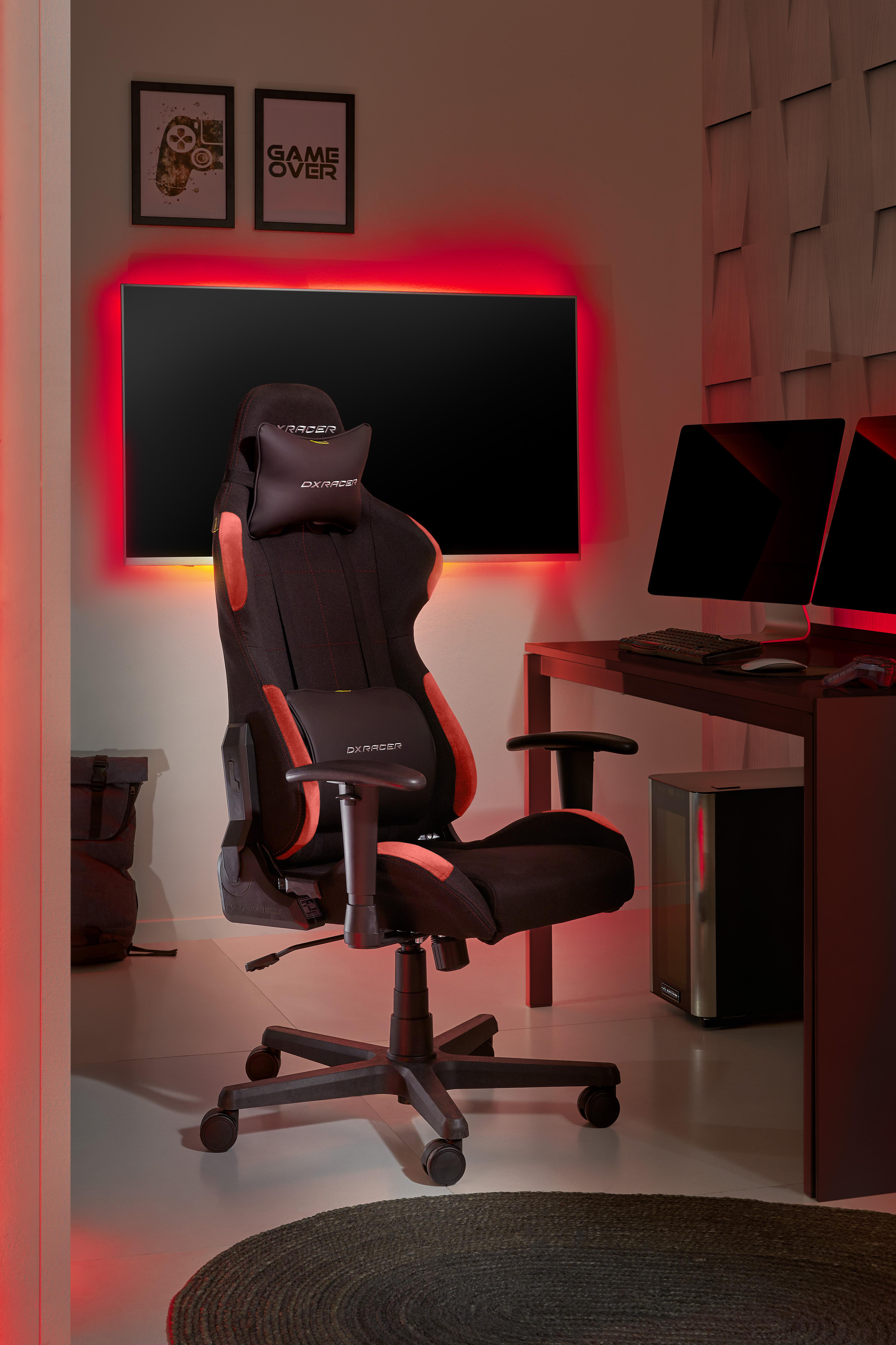 Gaming-Zimmer mit Stuhl und Fernseher. Rotes Licht umgibt den Fernseher und einen Schreibtisch.