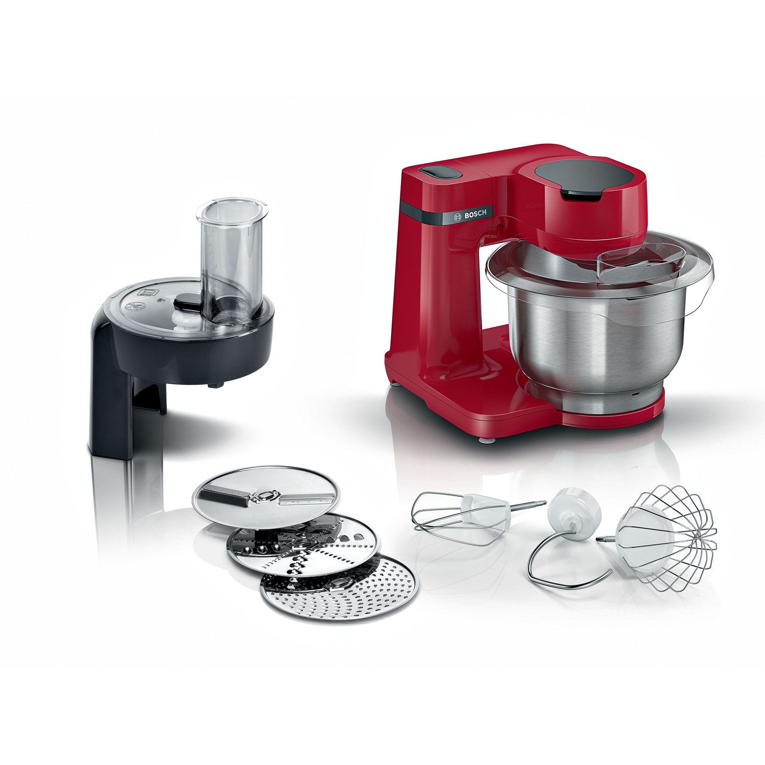 Een rode Bosch keukenmachine met opzetstukken, messen en accessoires op een witte ondergrond. Voorgrond: keukenmachine en messen.