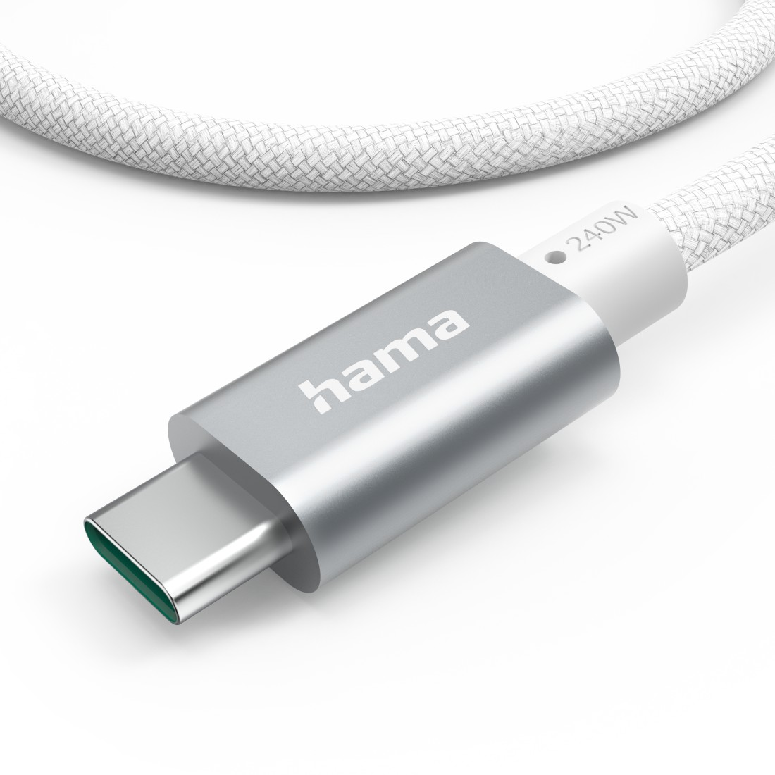 Un cable de carga USB-C plateado. El cable es blanco con una textura tejida.