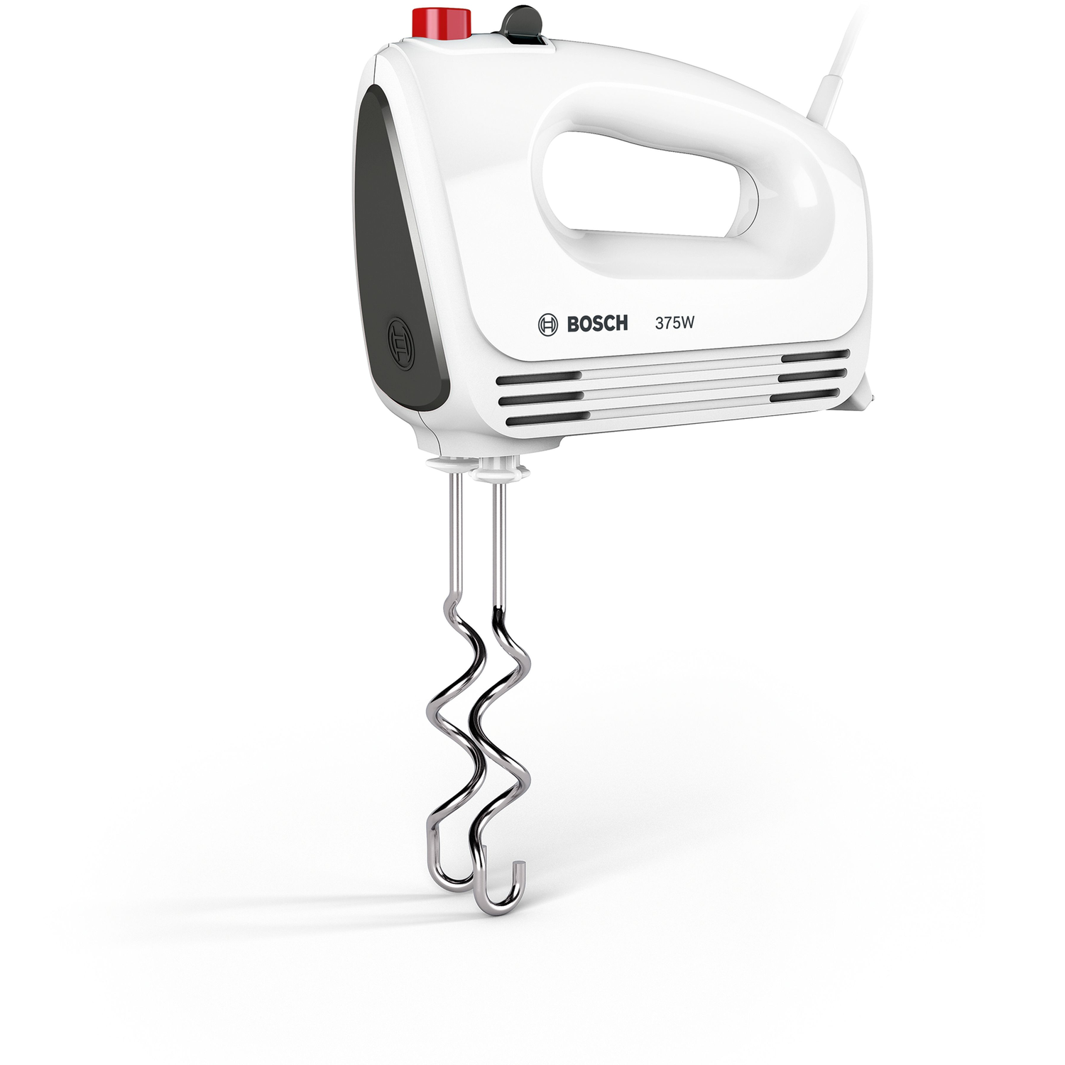 Een witte Bosch handmixer met chromen gardes. De mixer heeft een rode knop, een zwarte schakelaar en het merklogo. De achtergrond is wit.