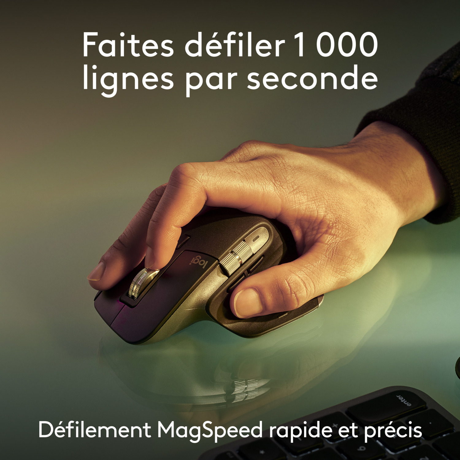 Main utilisant une souris Logitech. La souris a une molette de défilement et des boutons. Le texte parle de vitesse.