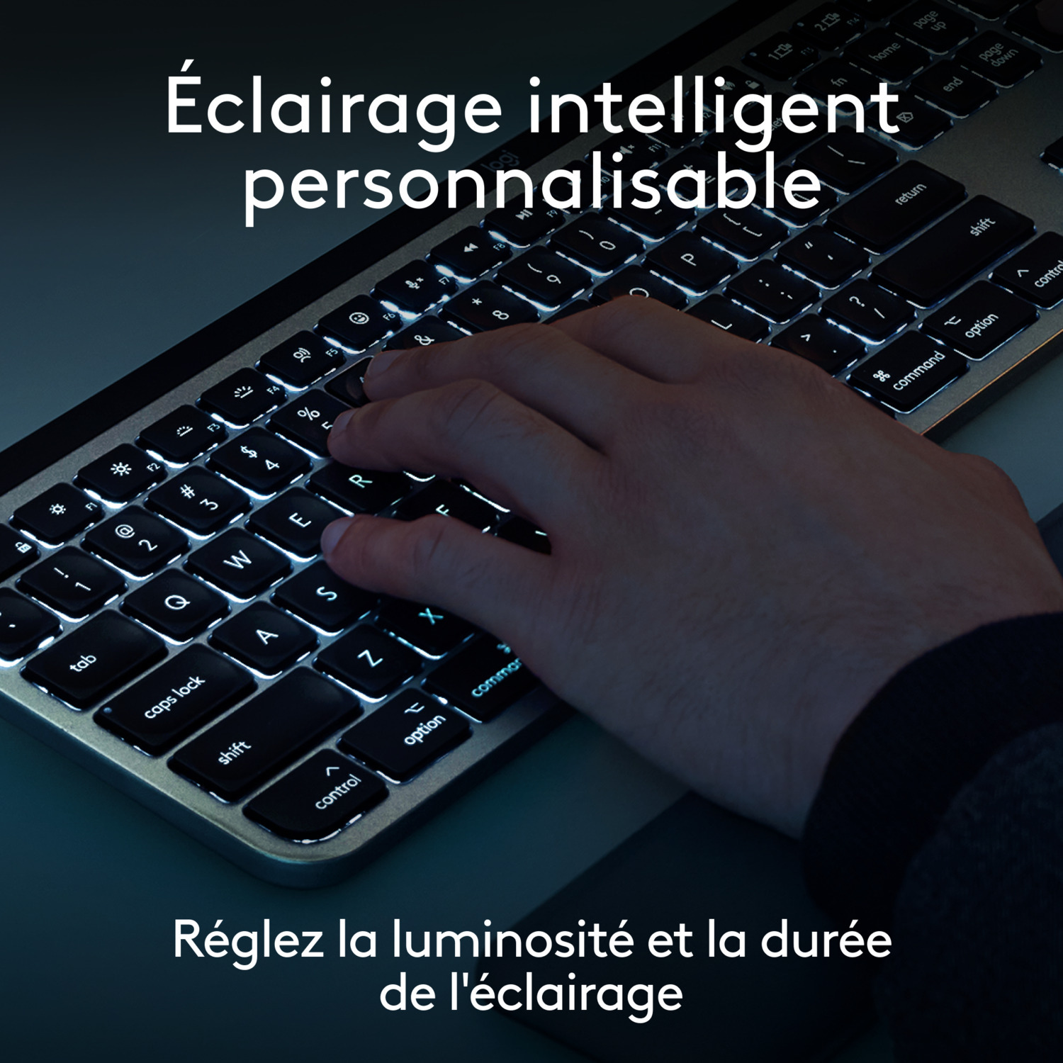 Un clavier éclairé avec un éclairage intelligent personnalisable, avec une main qui l'utilise.