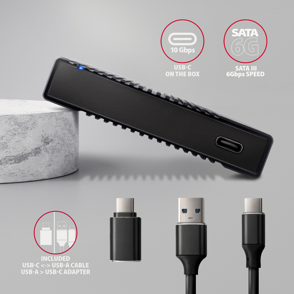 Fekete külső merevlemez USB-C portokkal. A szöveg tartalmazza a "10 Gbps", "SATA 6G" és kábel ikonokat.