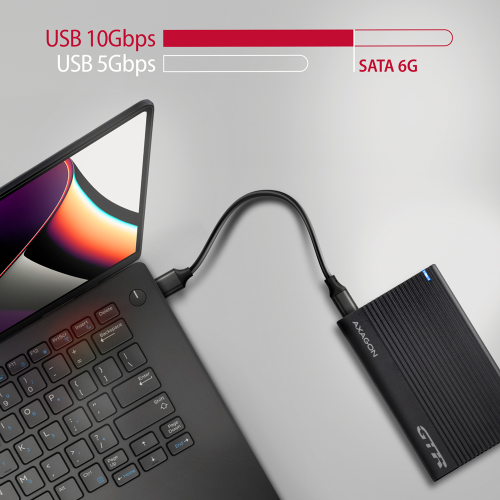 Laptop egy fekete külső merevlemezhez csatlakoztatva, USB és SATA adatsebesség infóval.